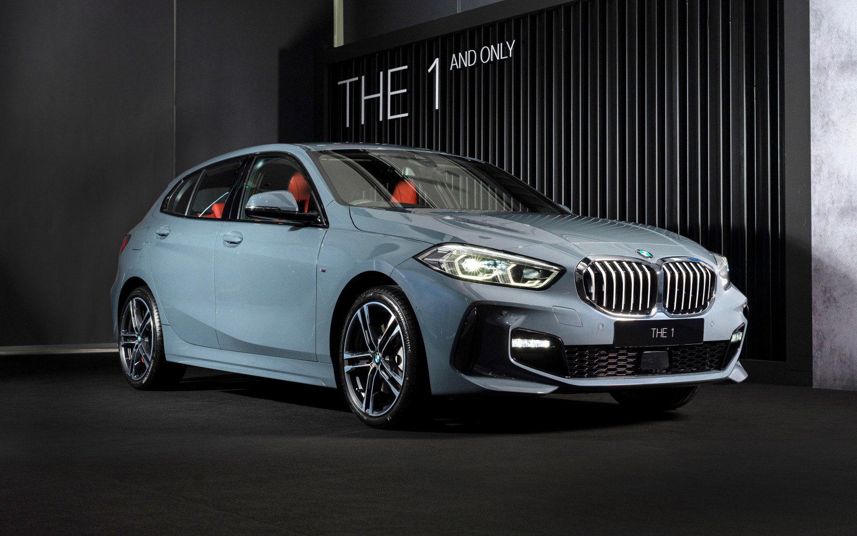Серебристый автомобиль BMW 118i M Sport 2019 года
