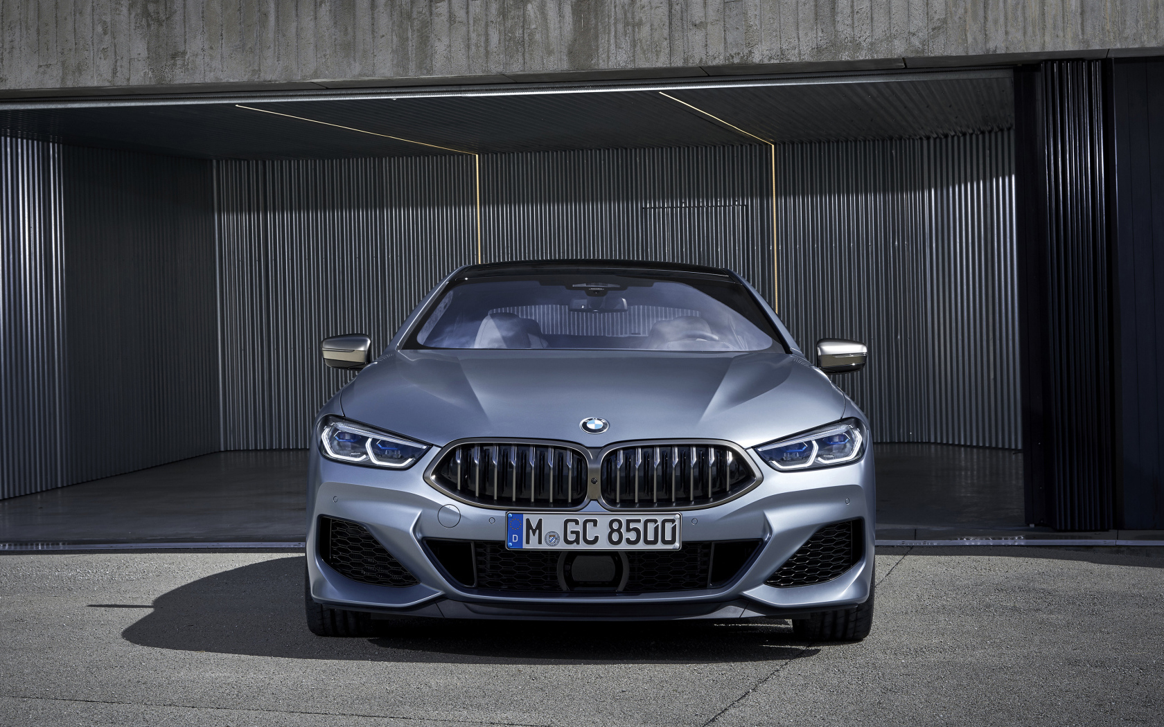 Серебристый автомобиль BMW M850i XDrive, 2019 года в гараже