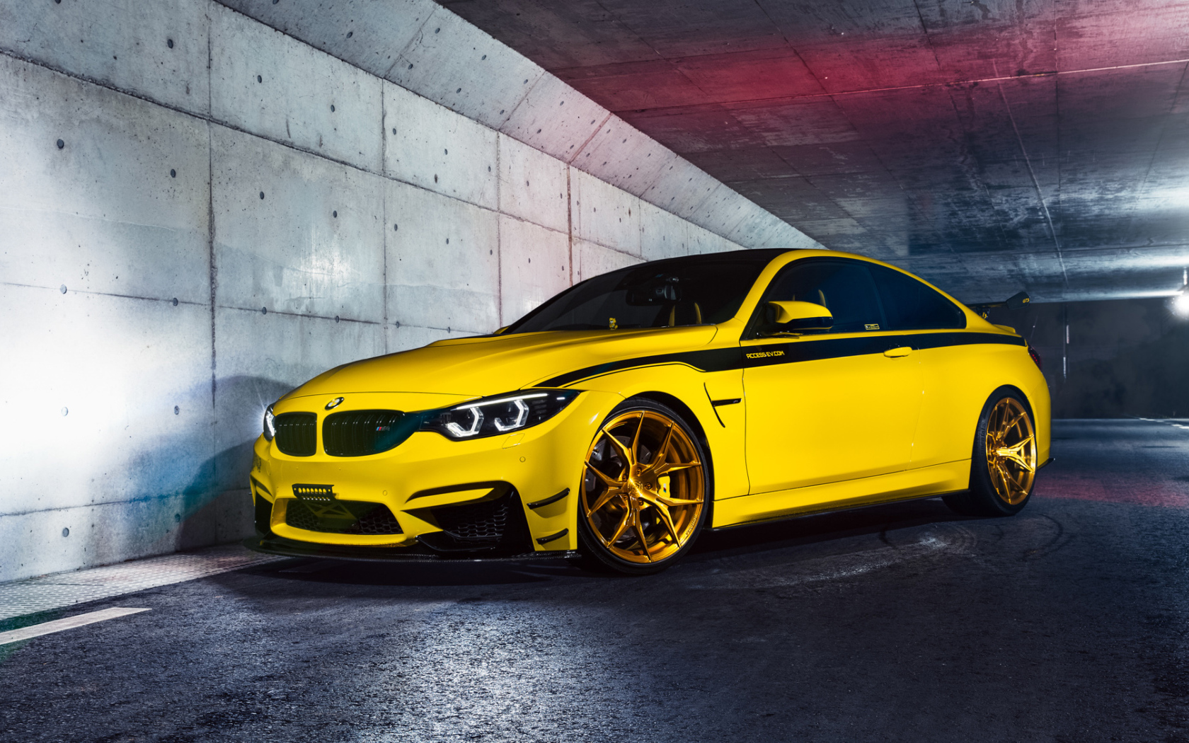 Желтый автомобиль BMW M4 в тоннеле 