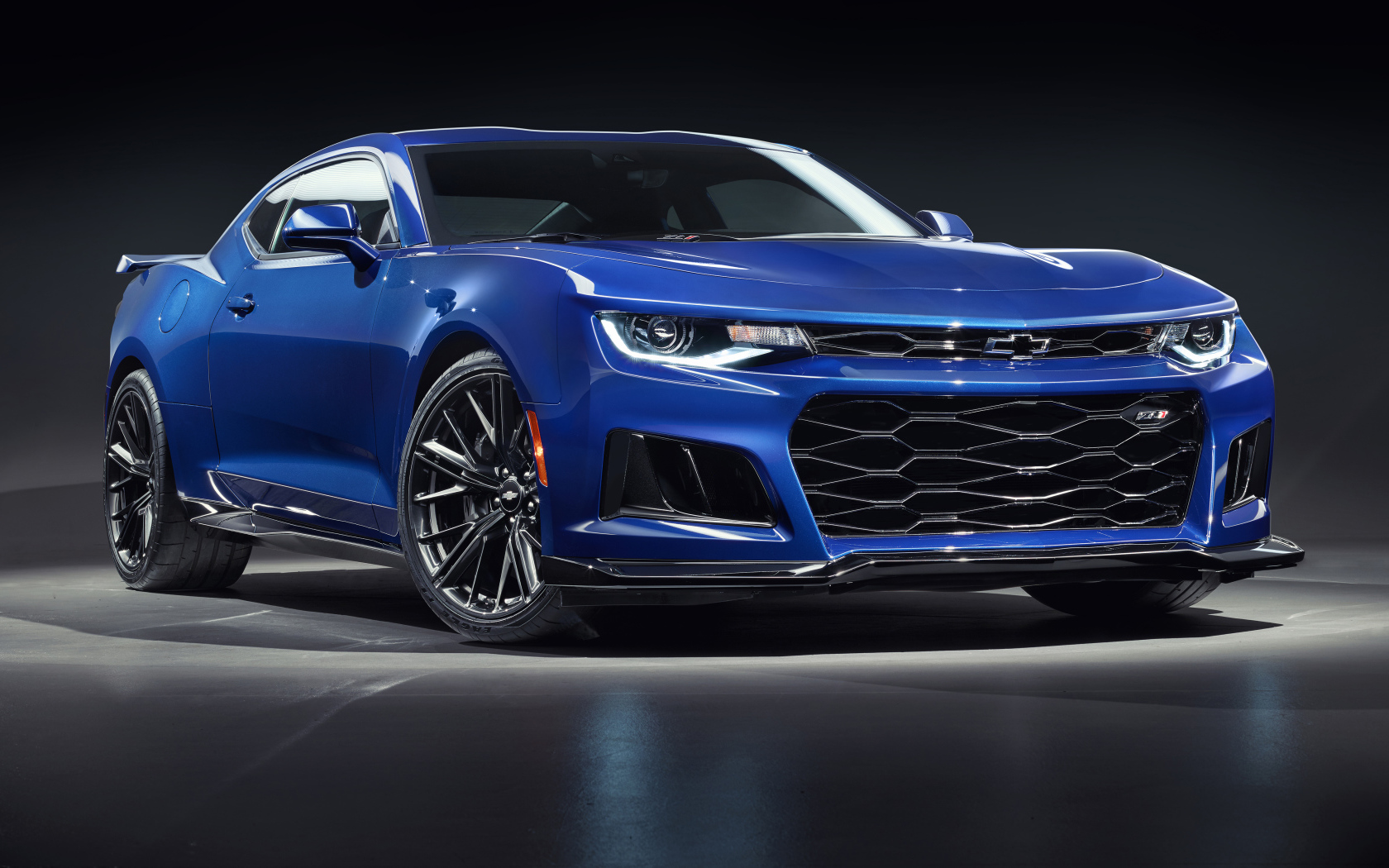 Синий автомобиль Chevrolet Camaro ZL1, 2019 года на сером фоне