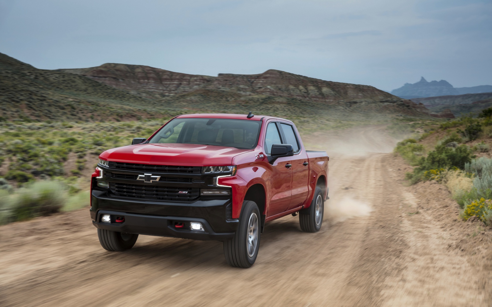 Красный пикап Chevrolet Silverado Z71 на бездорожье