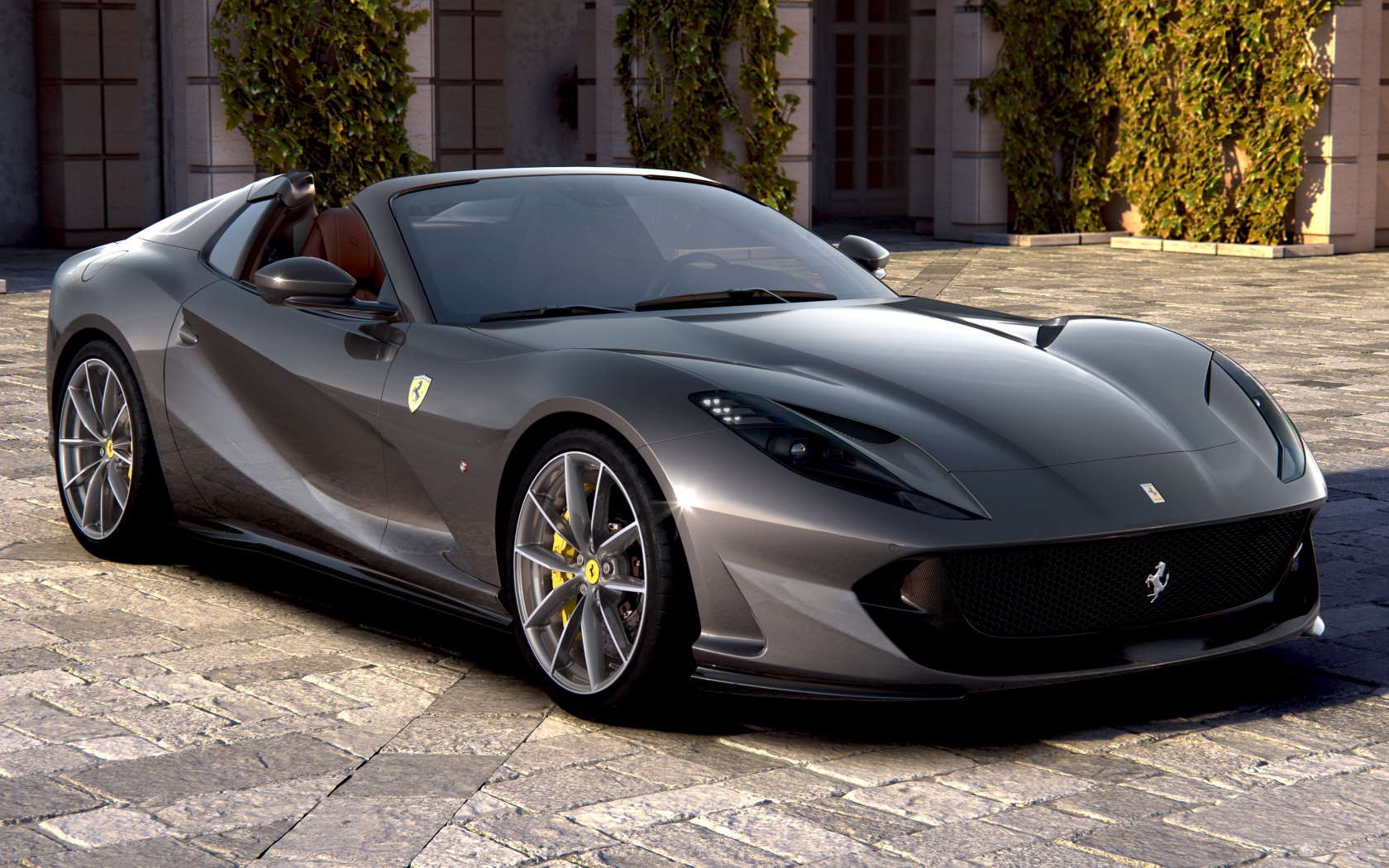 Быстрый кабриолет Ferrari 812 GTS 2019 года у дома