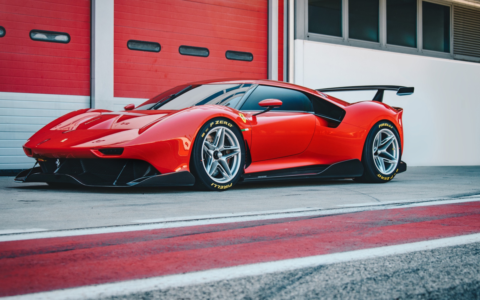 Быстрый красный автомобиль Ferrari P80C 2019 года 