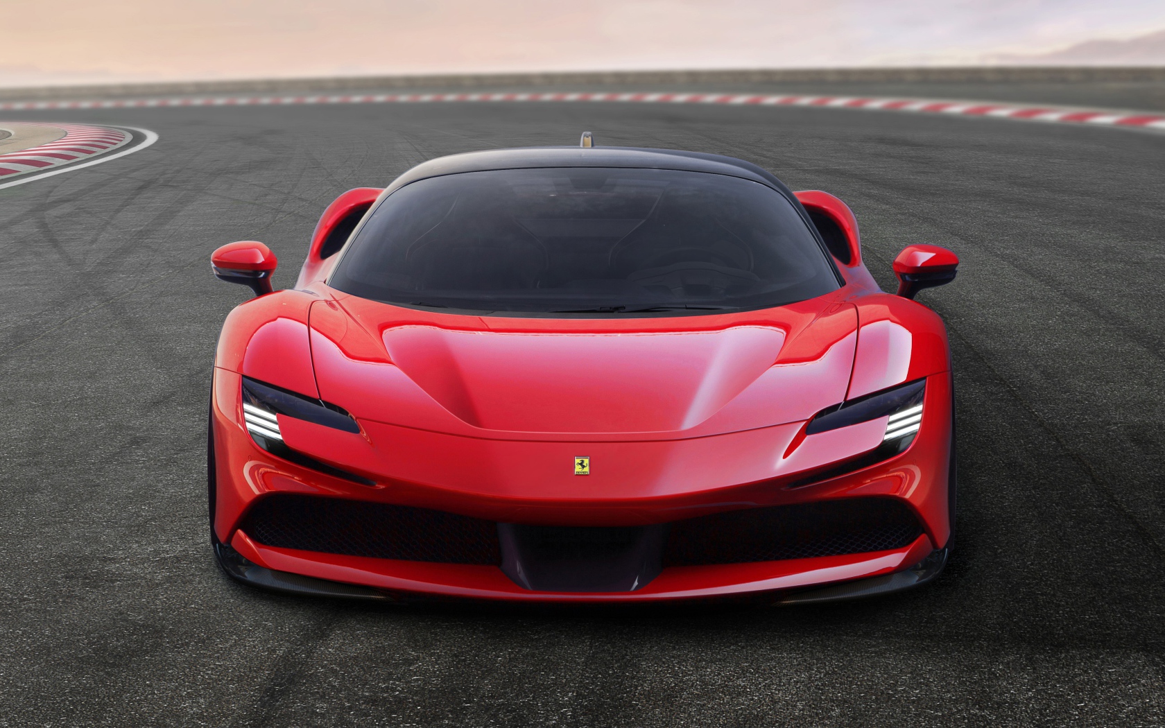 Красный спортивный Ferrari SF90 Stradale 2019 года на трассе