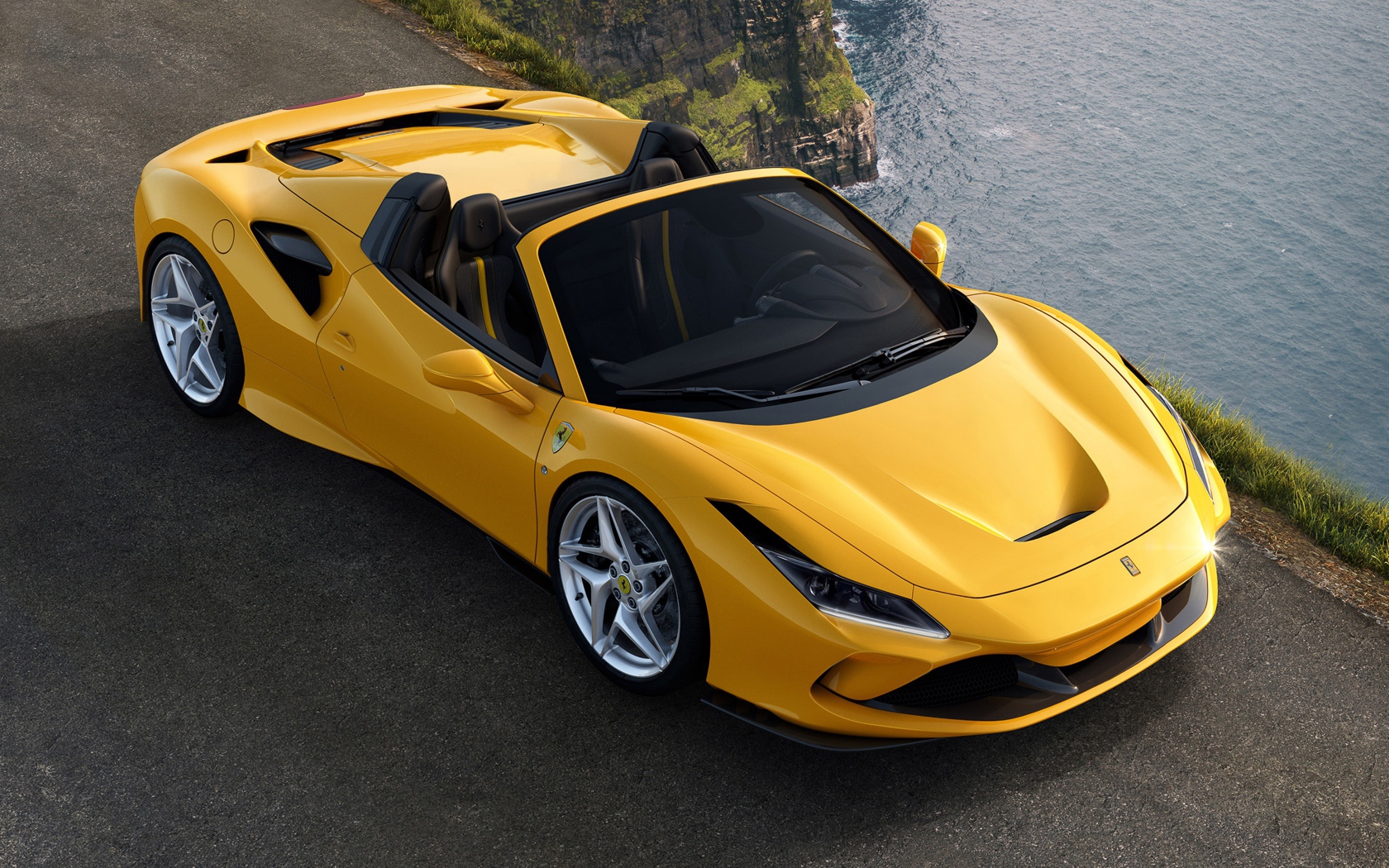 Желтый кабриолет Ferrari F8 Spider 2019 года вид сверху