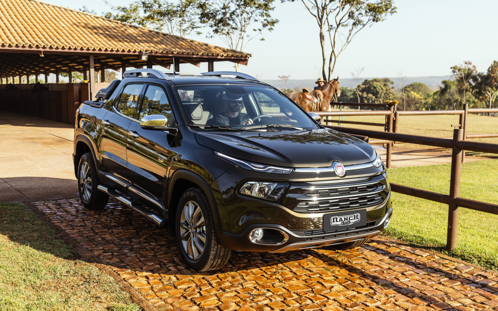 Черный пикап Fiat Toro Ranch, 2018 года на ферме