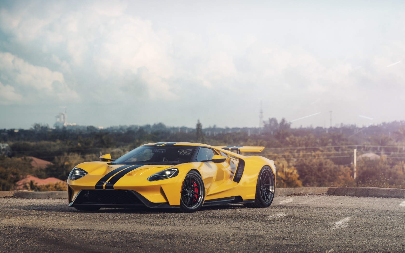 Спортивный желтый автомобиль Ford GT