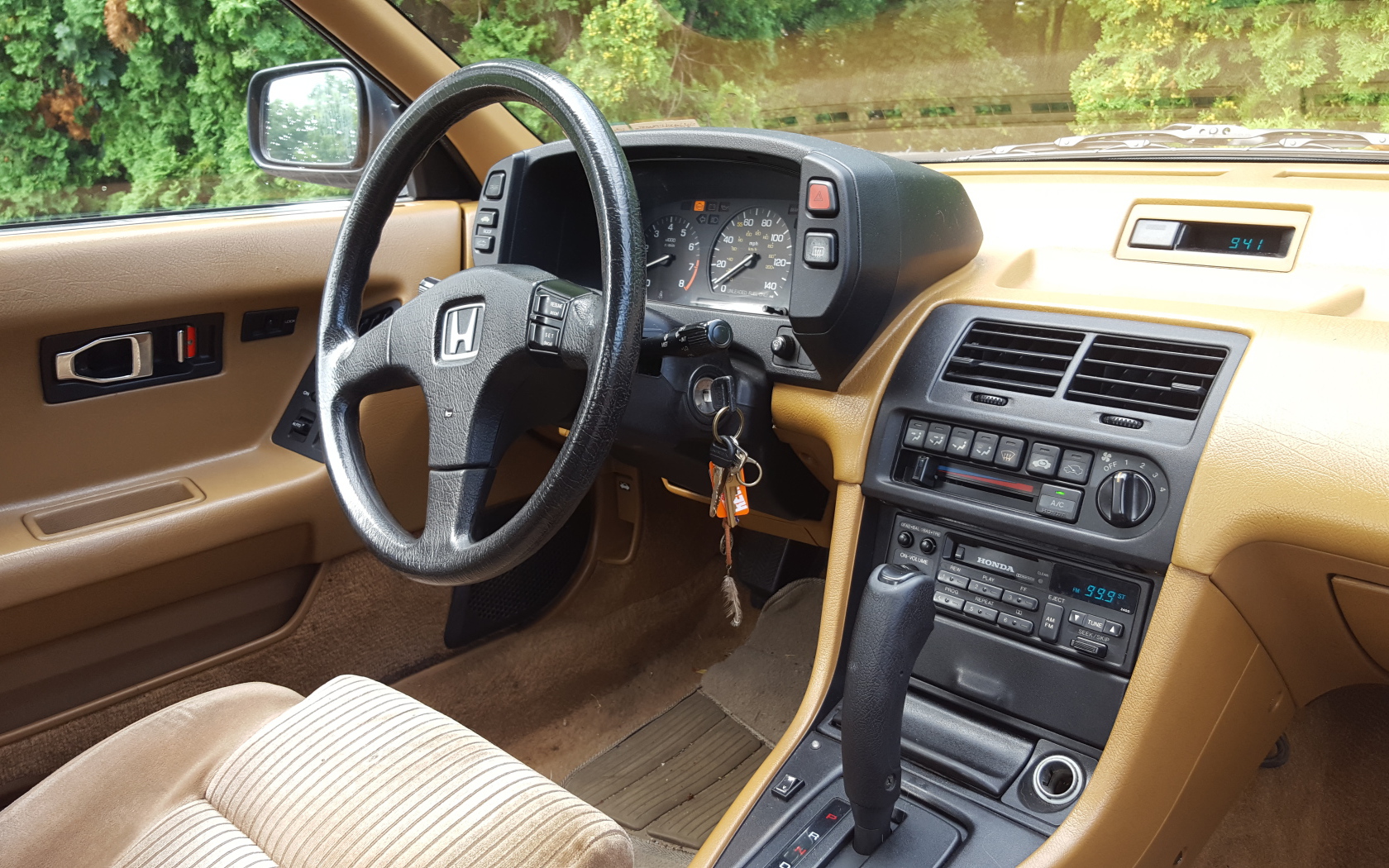 Коричневый салон автомобиля Honda Prelude 