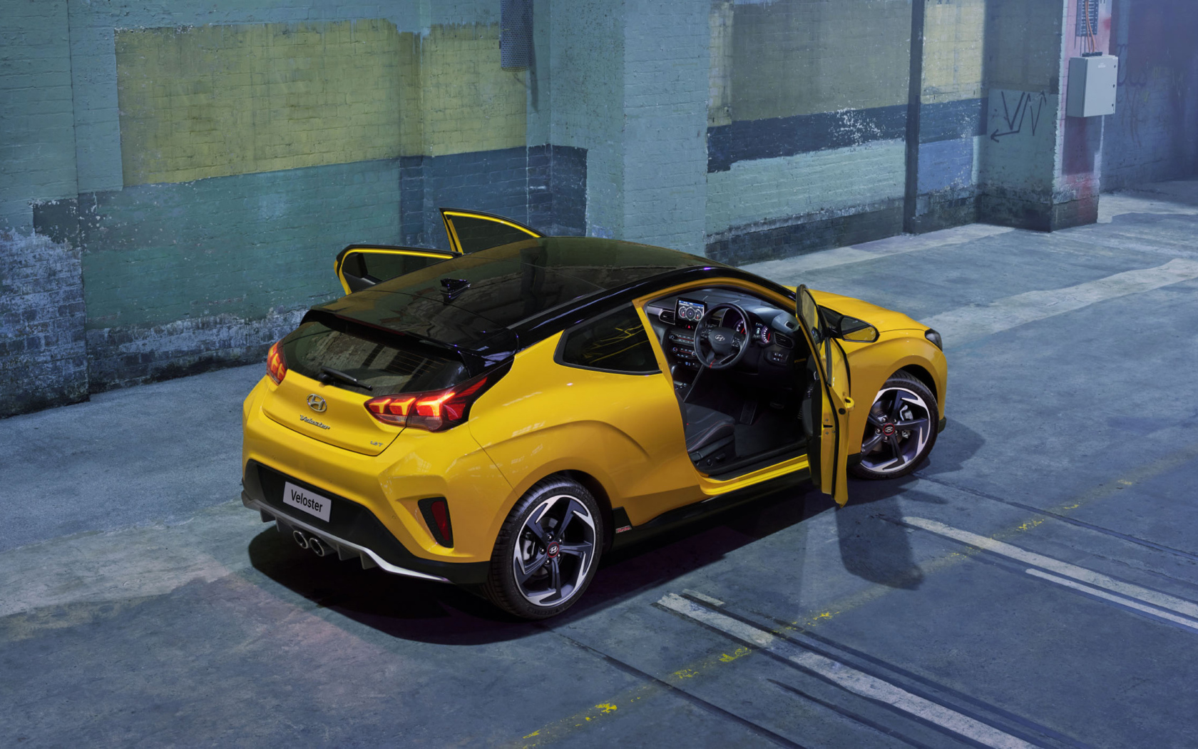 Желтый автомобиль Hyundai Veloster Turbo 2019 года с открытыми дверями