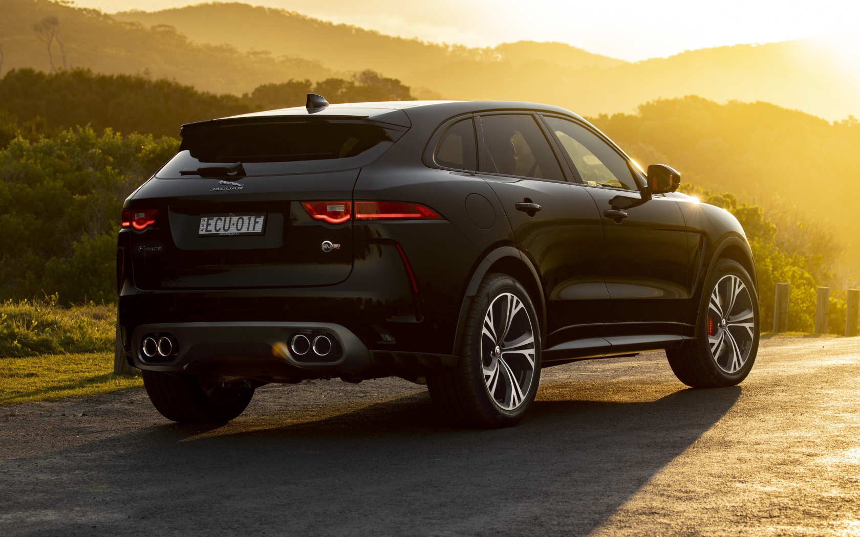 Черный стильный Jaguar F-Pace SVR 2019 года вид сзади