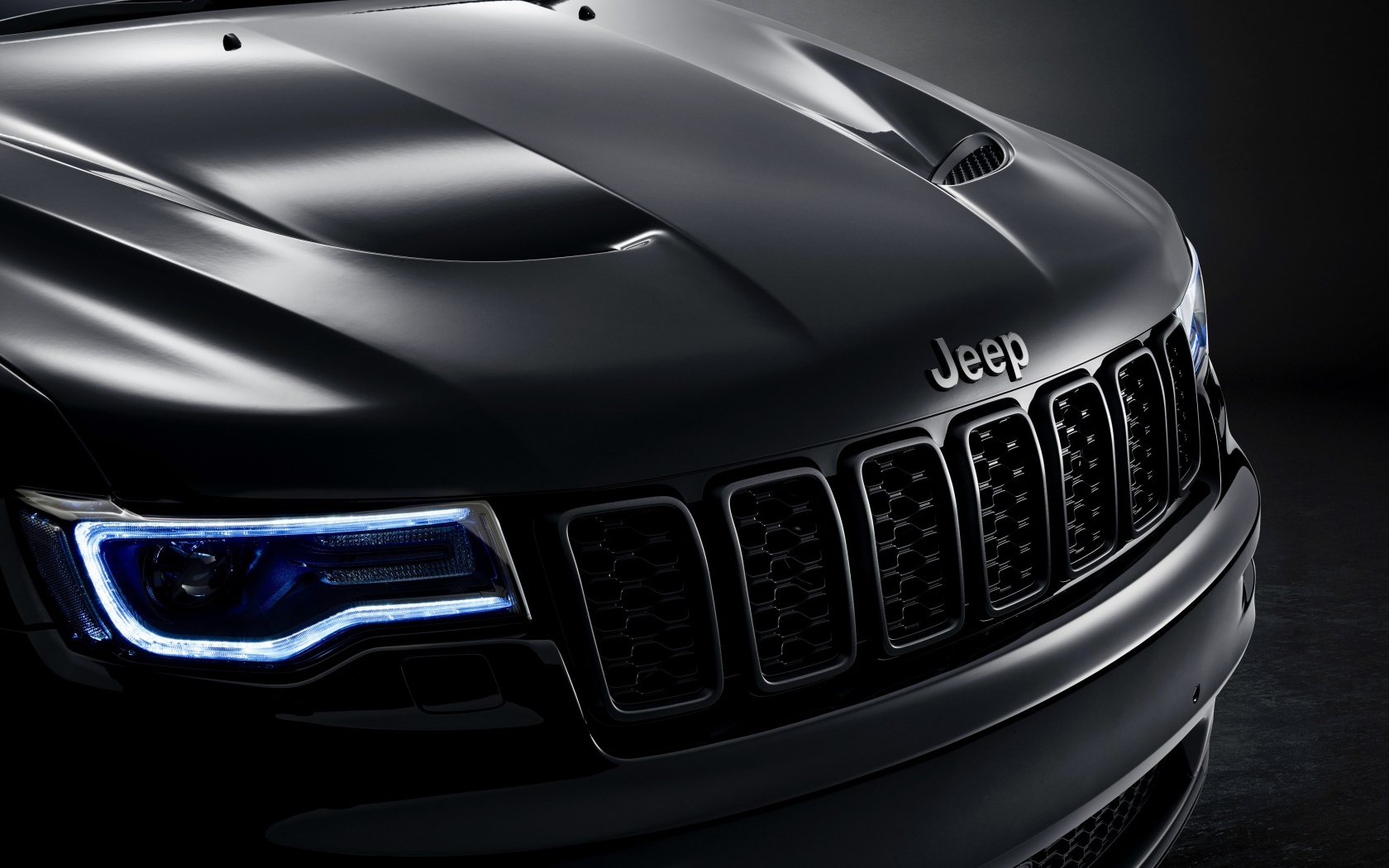 Фары и фирменный знак автомобиля Jeep Grand Cherokee S Limited 2019 года