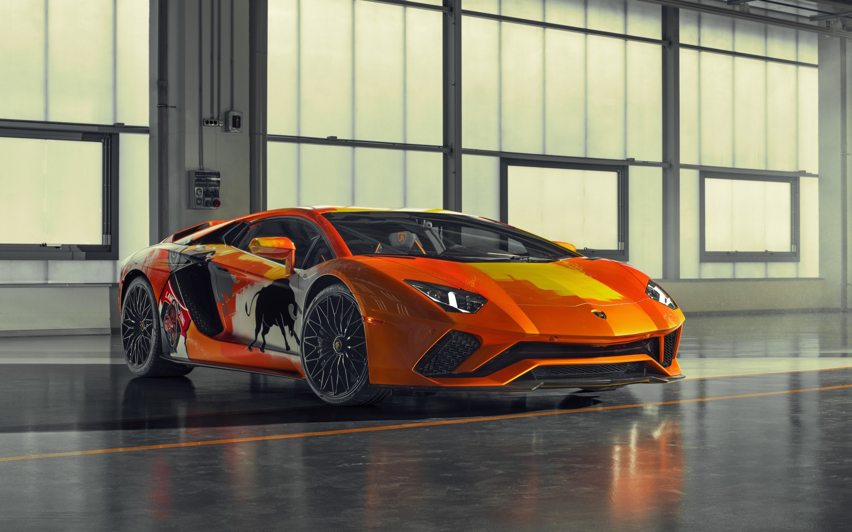 Автомобиль Lamborghini Aventador S, 2019 года в ангаре