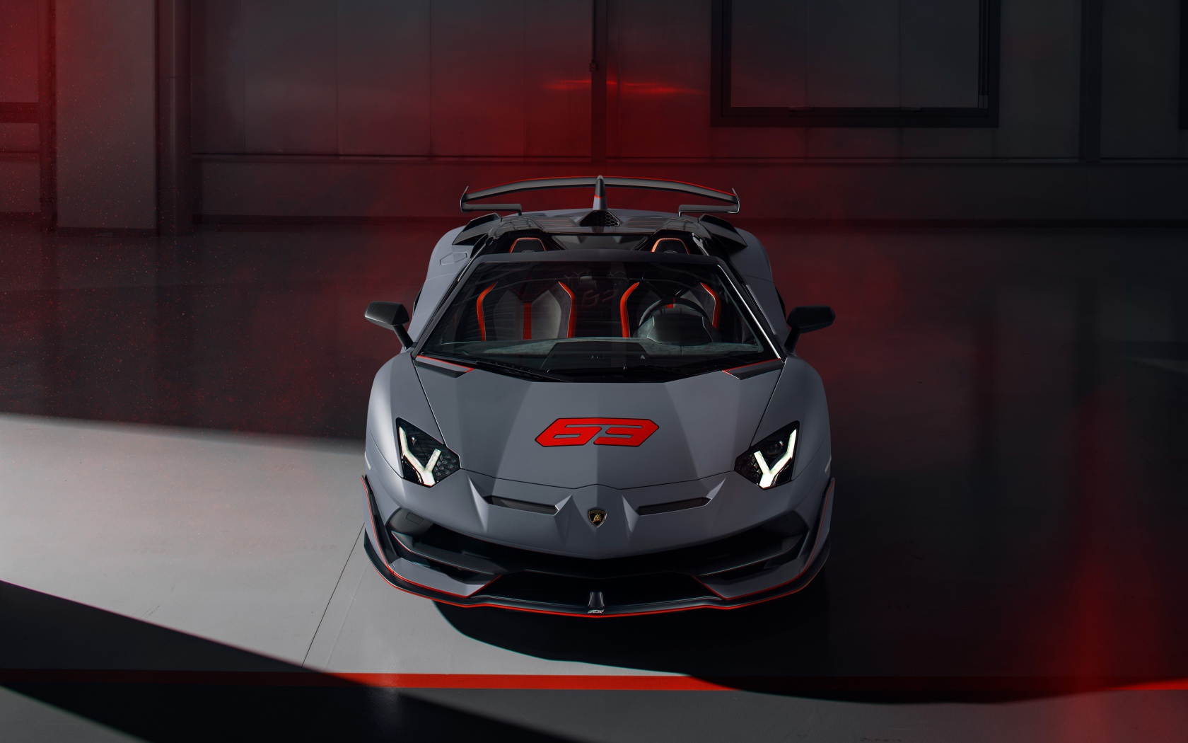 Серый автомобиль Lamborghini Aventador SVJ 63 Roadster 2020 года