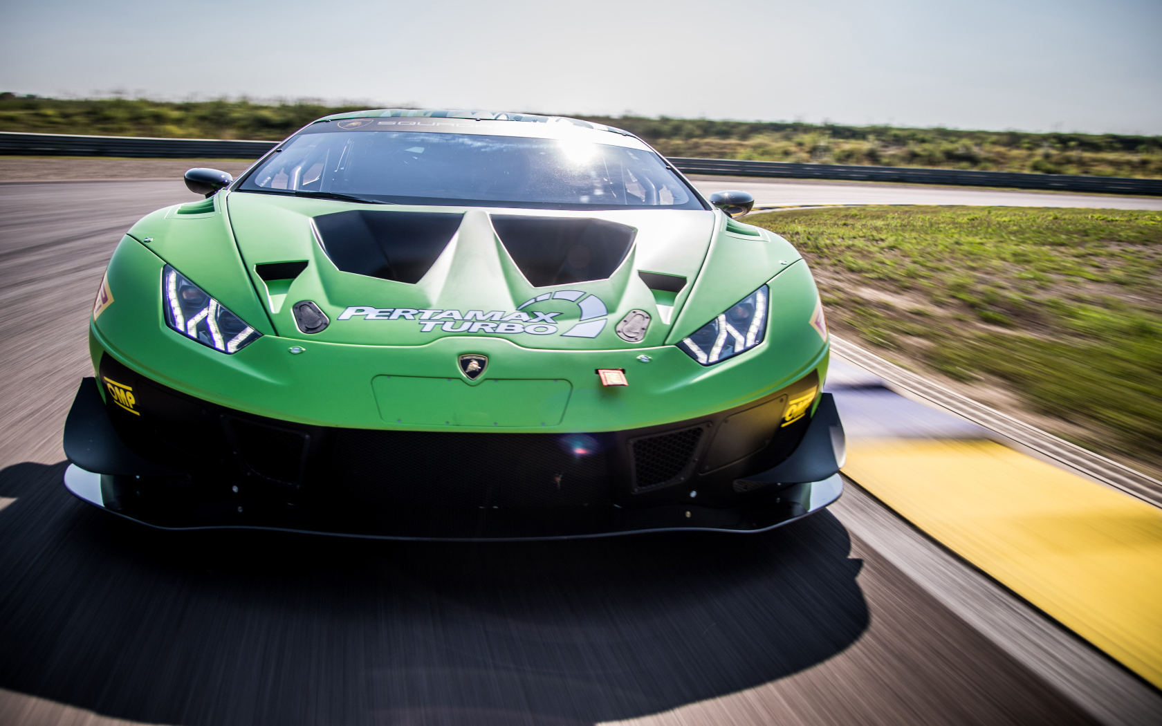 Зеленый спортивный автомобиль Lamborghini Huracan GT3 EVO 2018 года на трассе