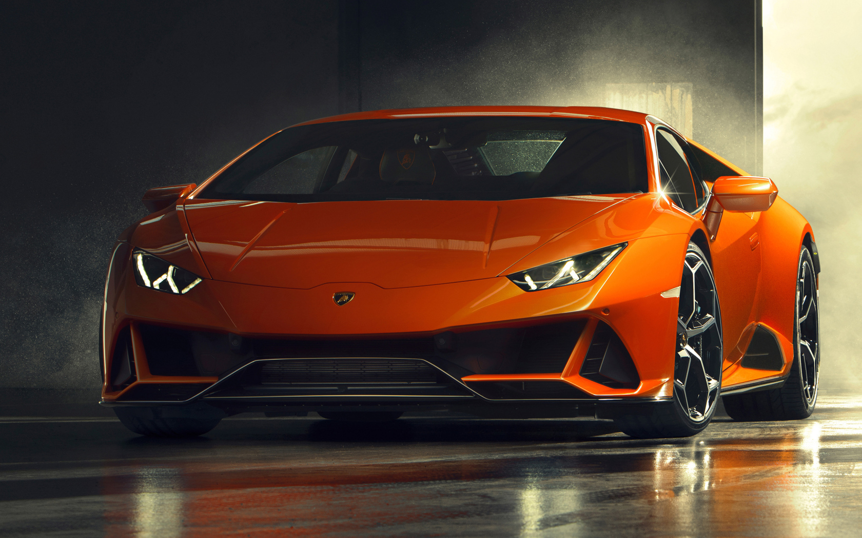 Оранжевый спортивный Lamborghini Huracan EVO, 2019 года в гараже