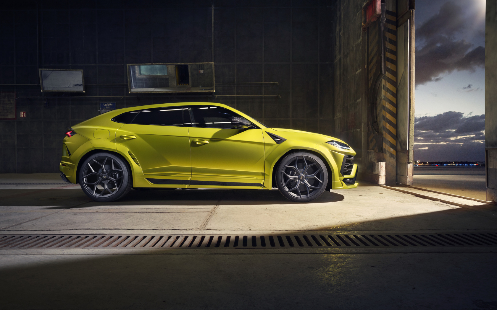 Желтый автомобиль Lamborghini Urus Esteso 2019 года в гараже