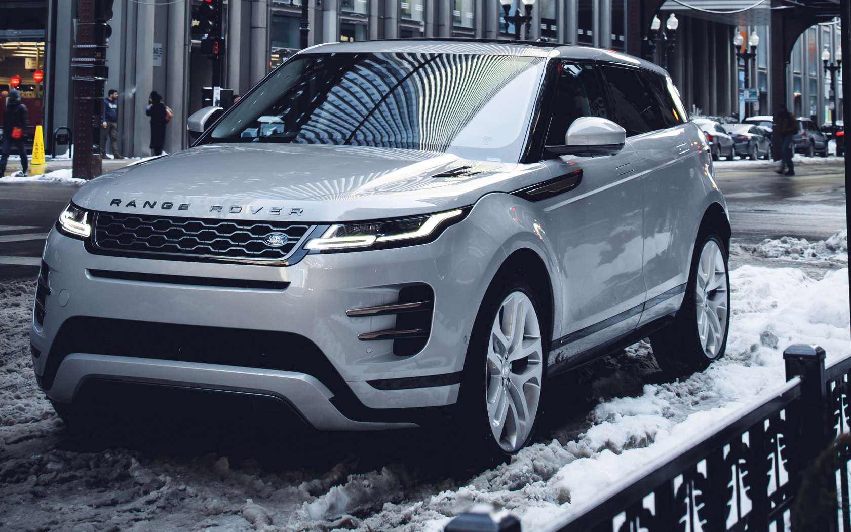 Внедорожник Range Rover Evoque P300 S R-Dynamic 2019 года на снегу в городе