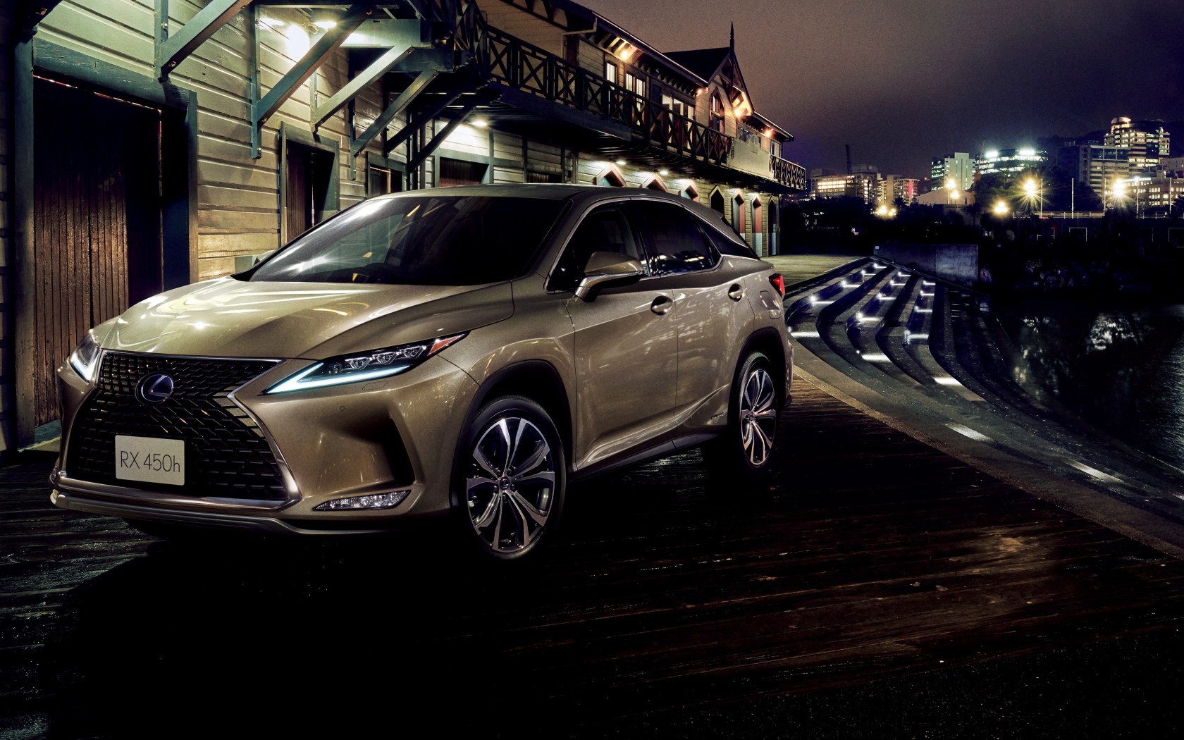 Автомобиль Lexus RX 450h 2019 года у воды