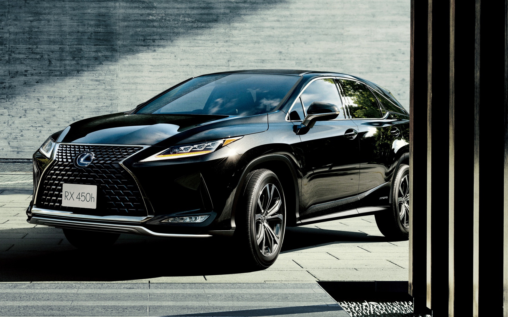 Черный автомобиль Lexus RX 450h 2019 года в гараже