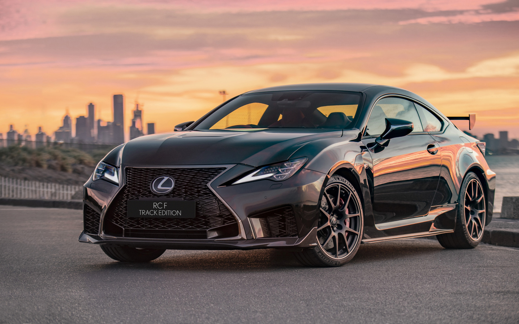 Черный дорогой автомобиль Lexus RC F Track Edition 2019 года 