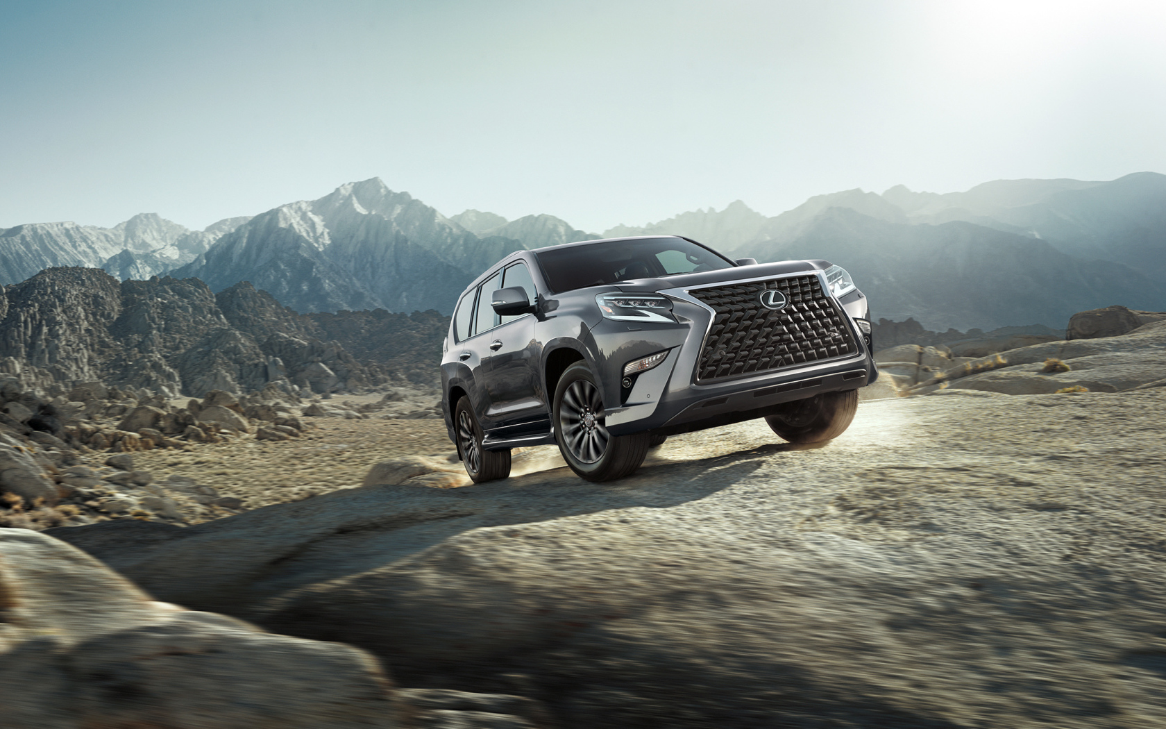 Внедорожник Lexus GX 460, 2020 года в горах 