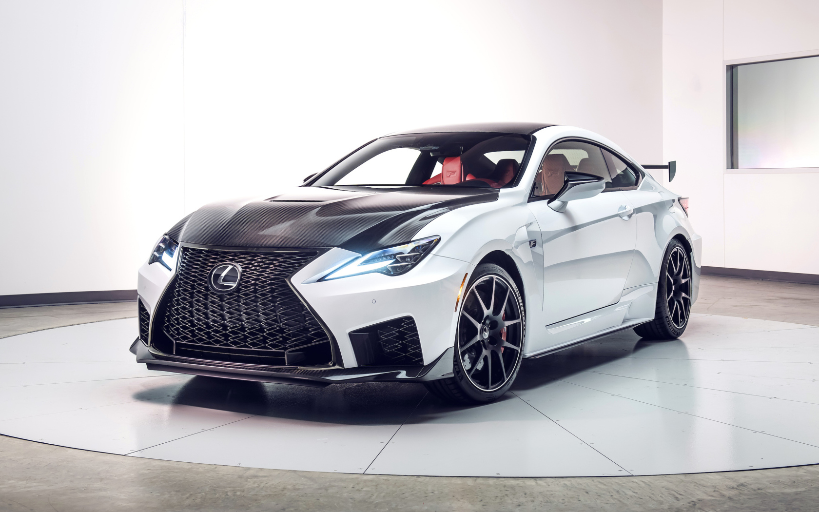 Спортивный автомобиль Lexus RC F, 2020 года 