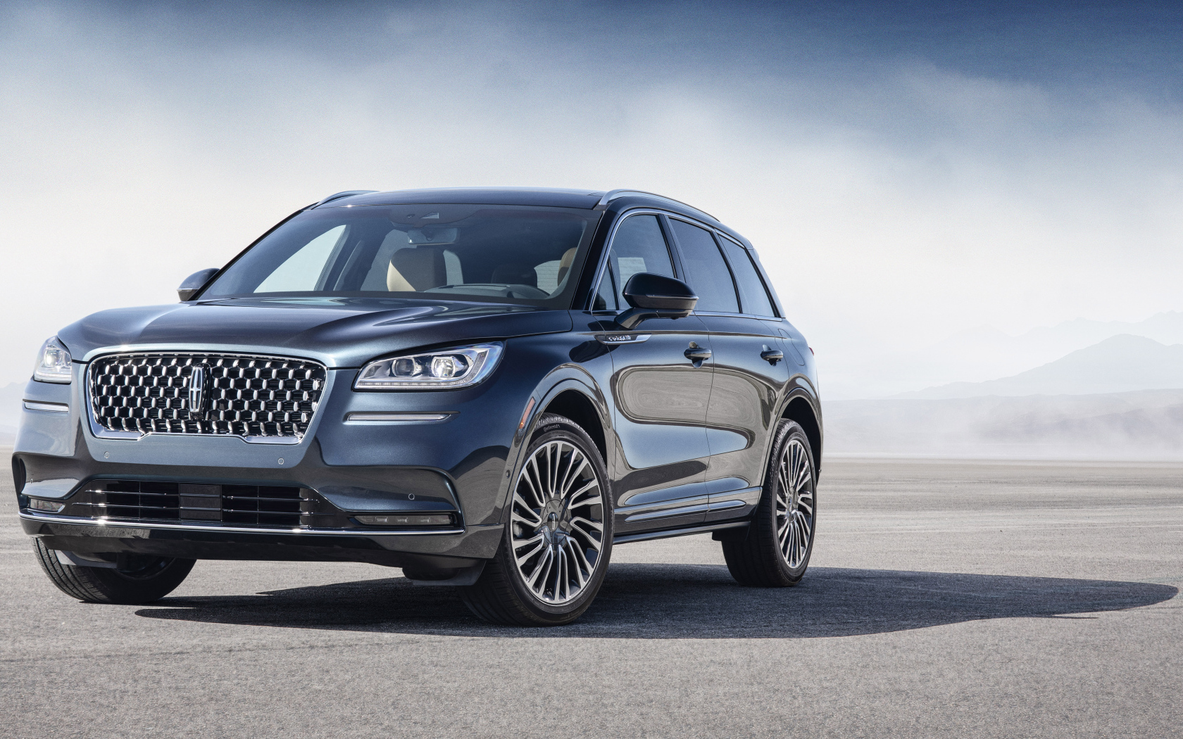 Дорогой серебристый автомобиль Lincoln Corsair