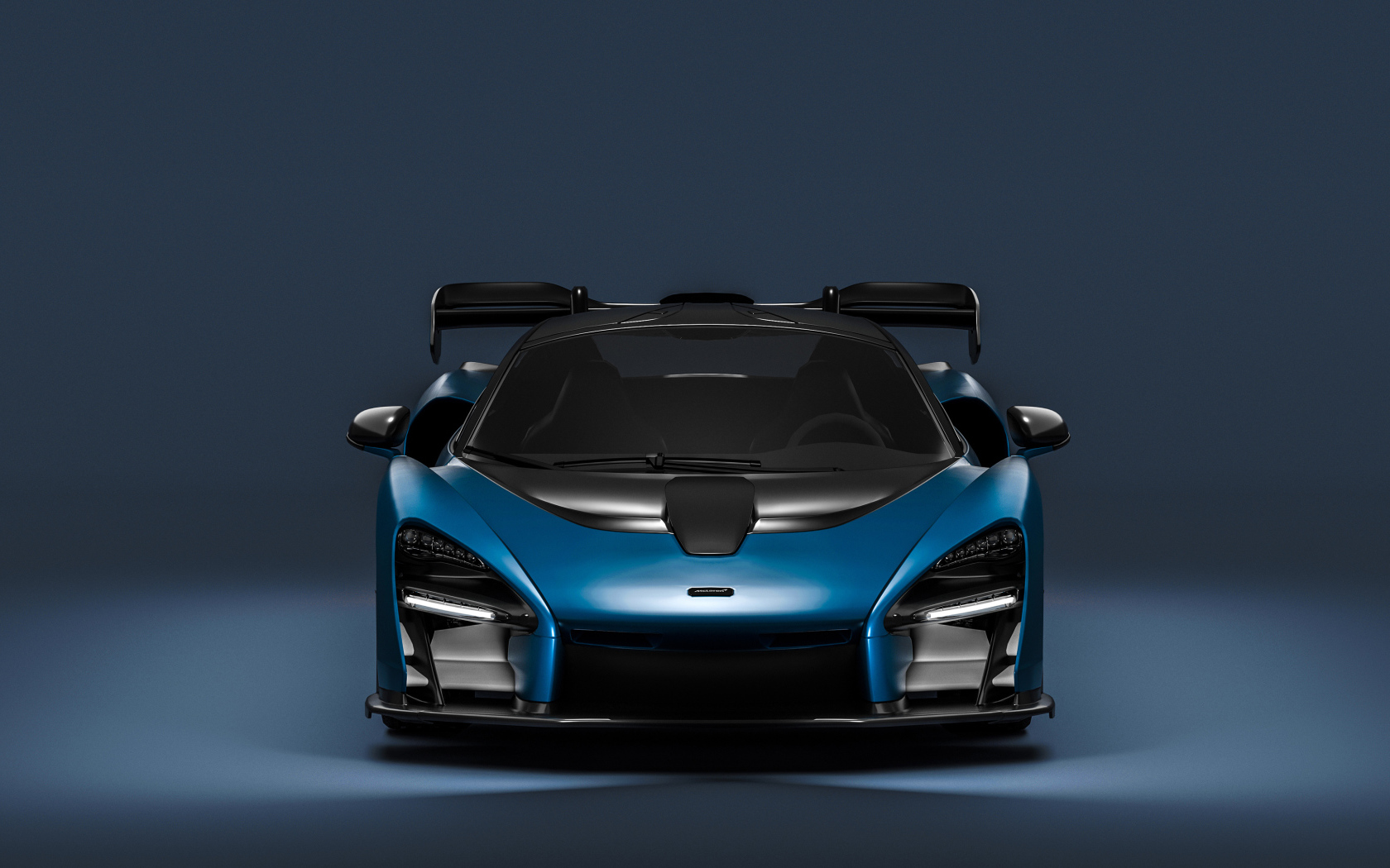 Синий спортивный автомобиль McLaren Senna CGI  вид спереди