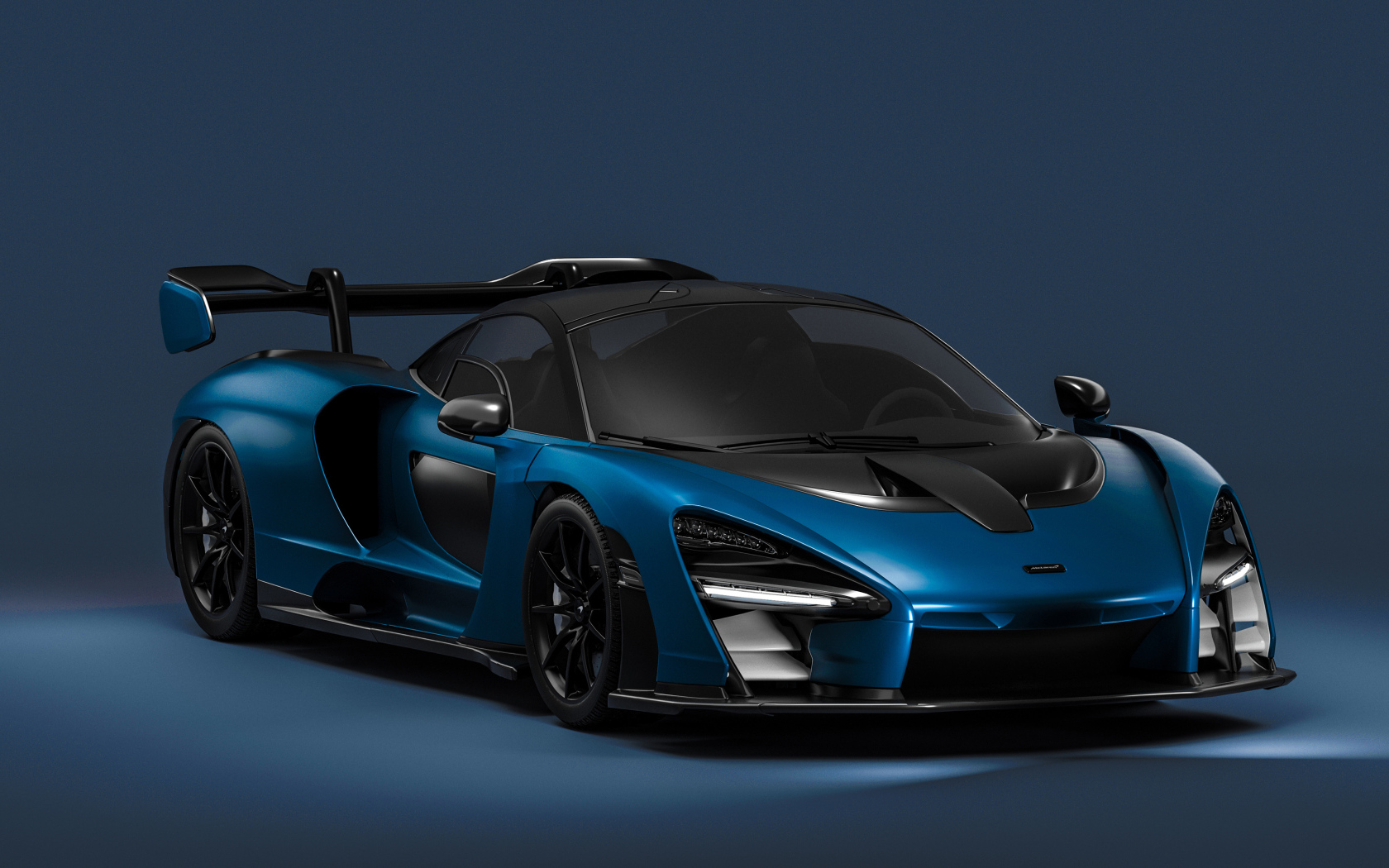 Синий спортивный автомобиль McLaren Senna CGI на сером фоне