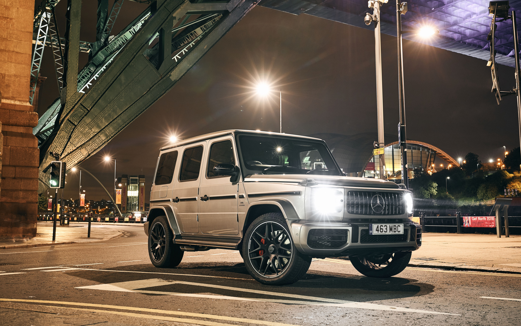 Джип Mercedes-AMG G 63 2018 года с включенными фарами