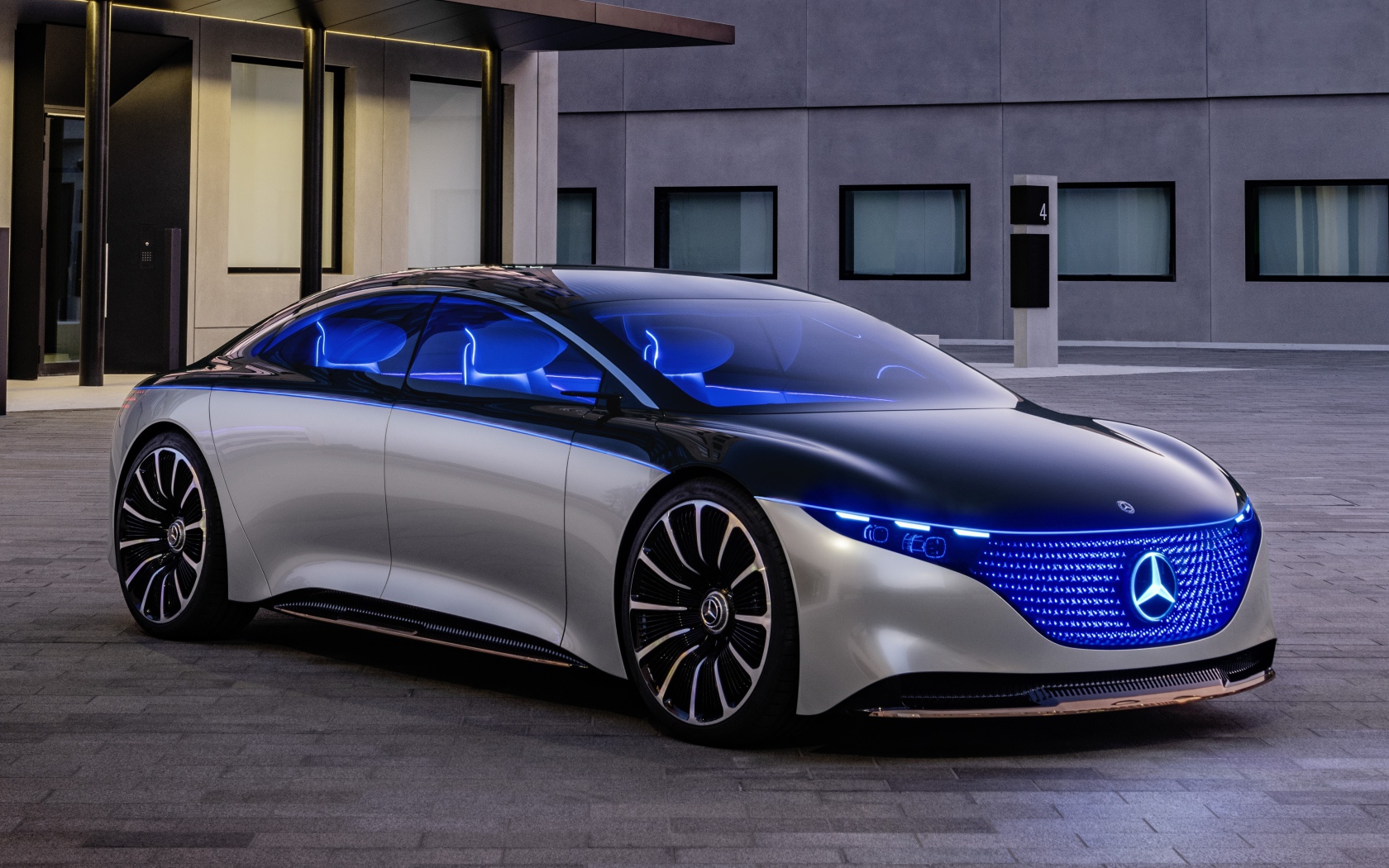 Автомобиль Mercedes-Benz Vision EQS 2019 года у дома