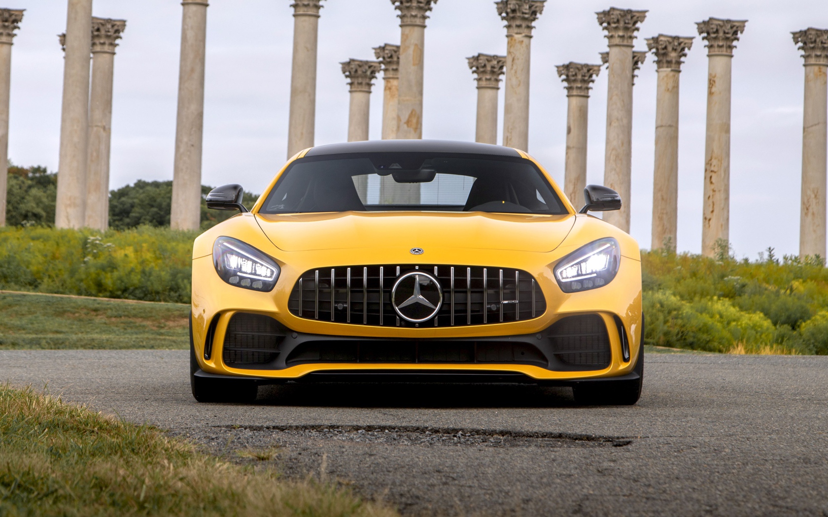 Автомобиль  Mercedes-AMG GT R, 2020 года на фоне колонн 