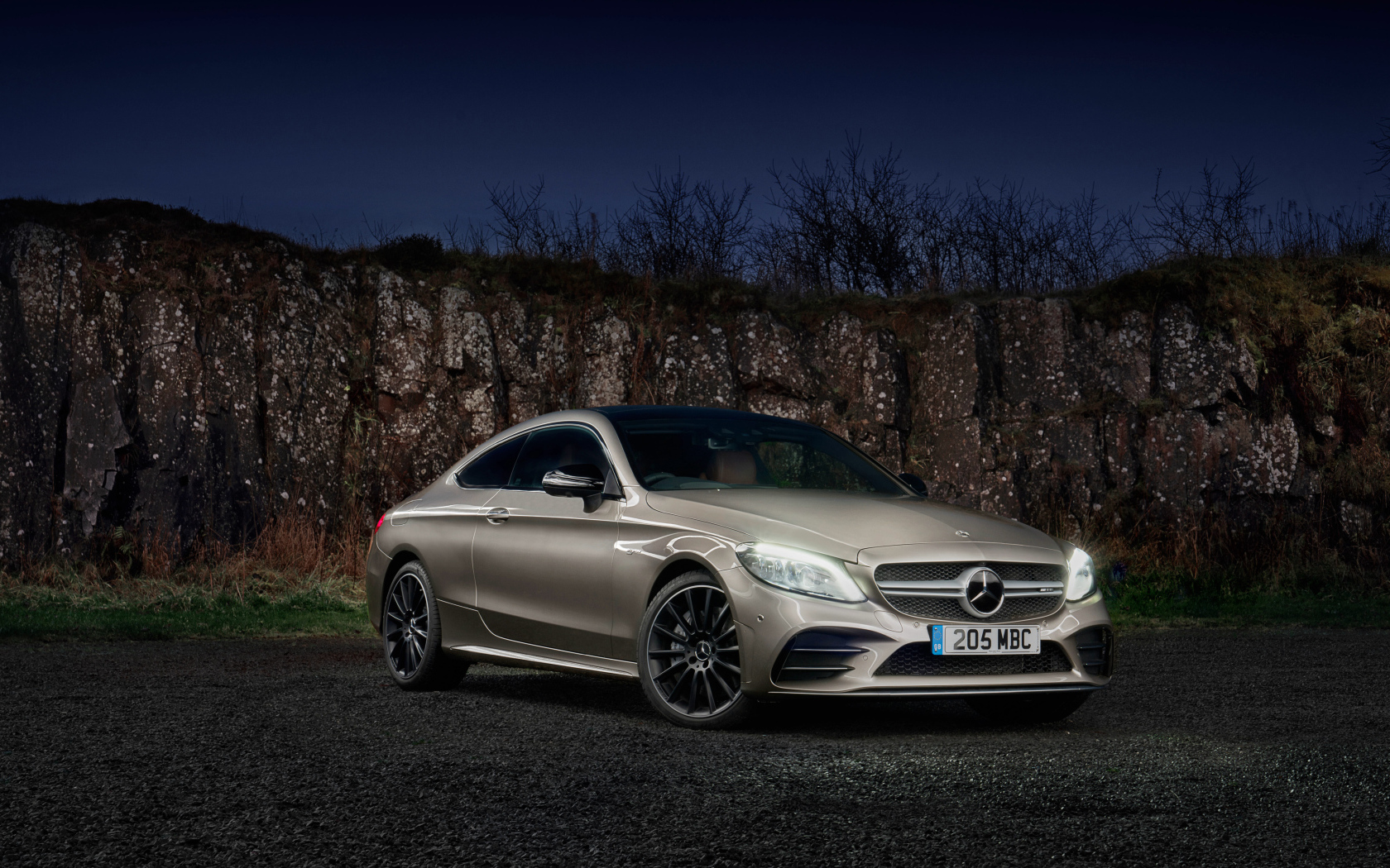Автомобиль Mercedes-AMG C 43, 2019 года на фоне гор