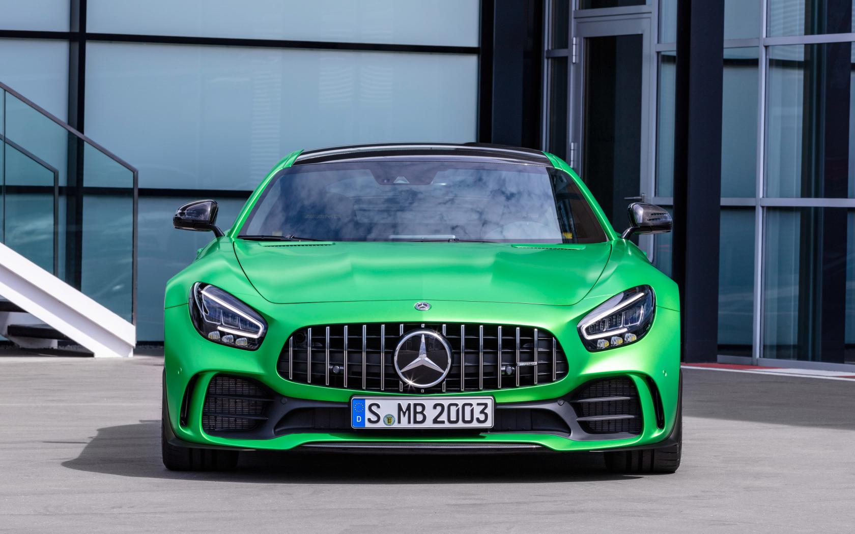 Зеленый автомобиль Mercedes-AMG GT R 2019 года вид спереди