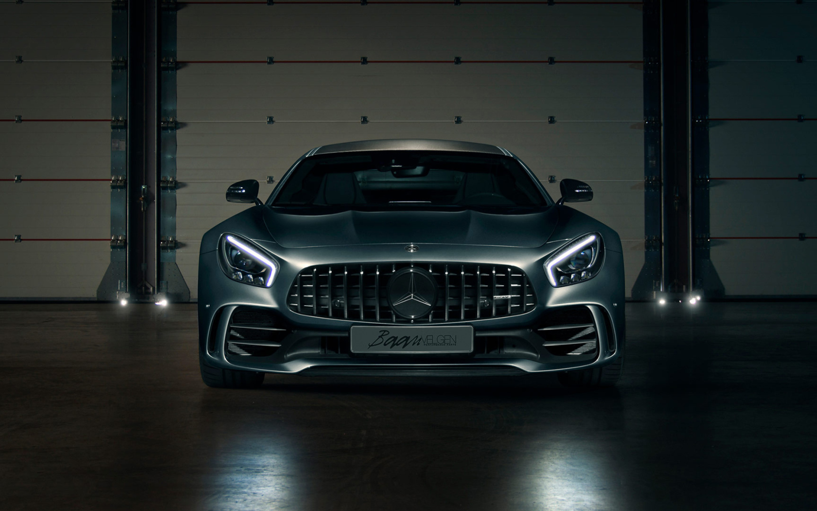 Серебристый автомобиль Mercedes-AMG GT R ADV1 вид спереди
