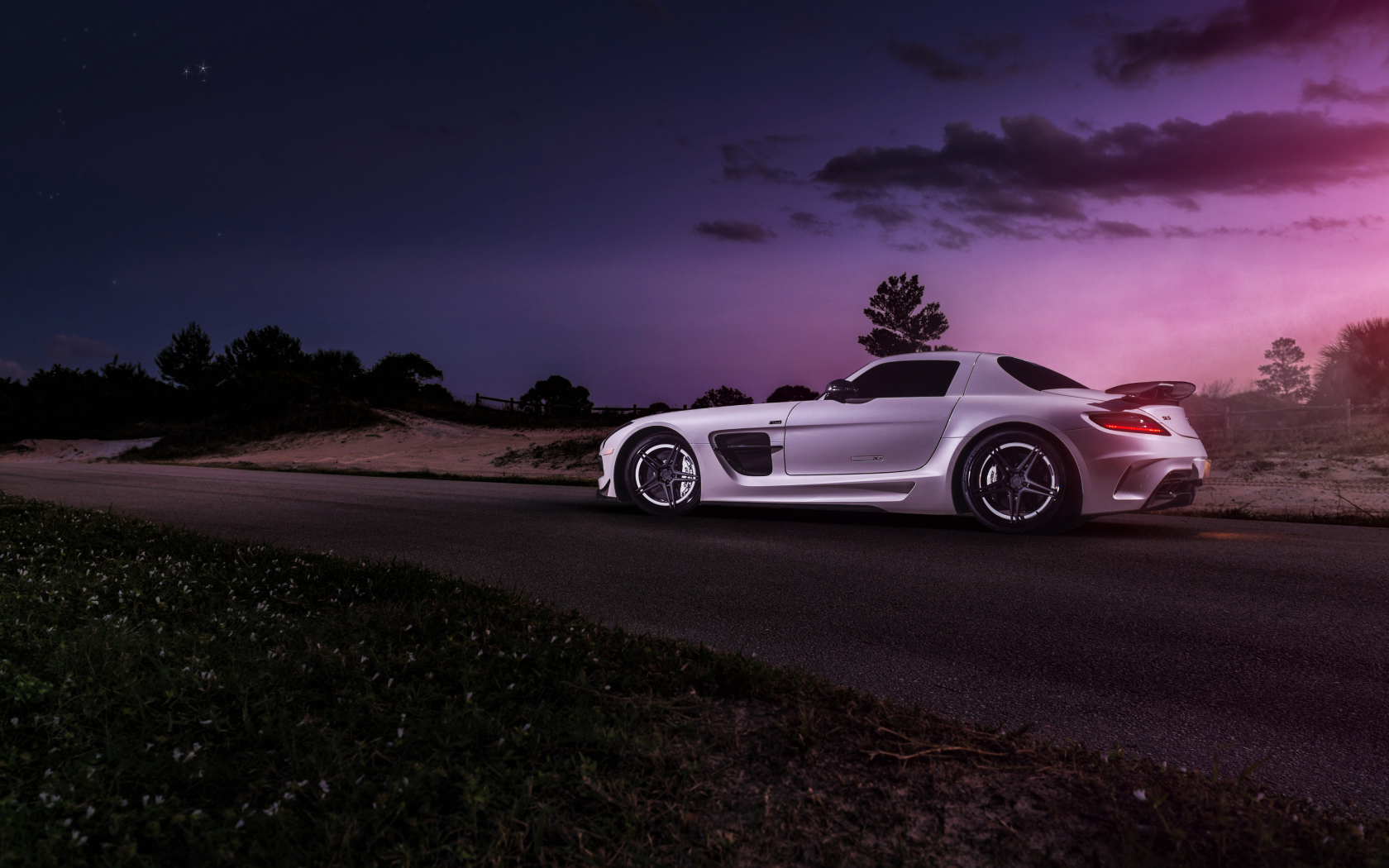 Белый автомобиль Mercedes-Benz SLS  вид сзади