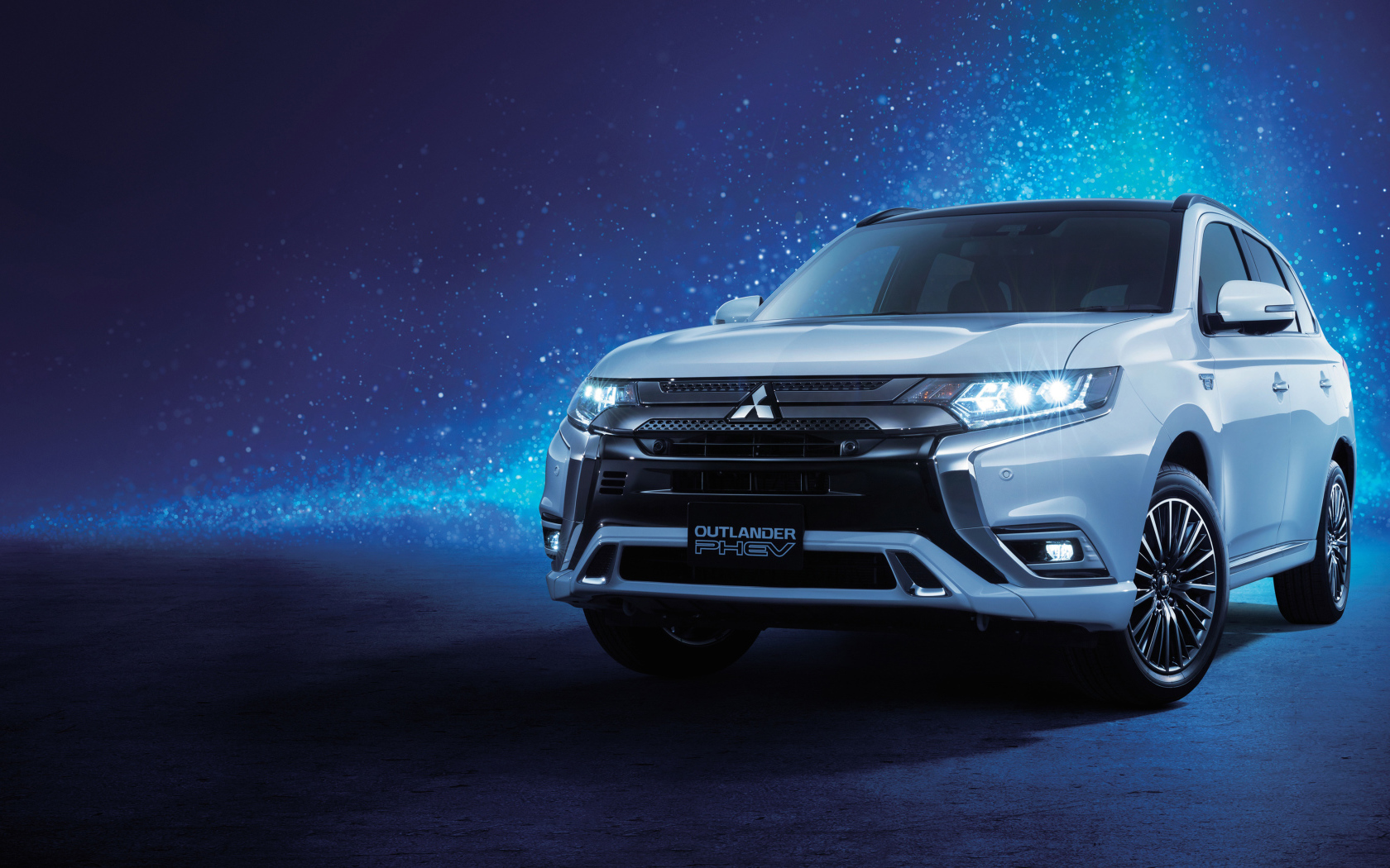 Внедорожник Mitsubishi Outlander  2018 года на неоновом фоне