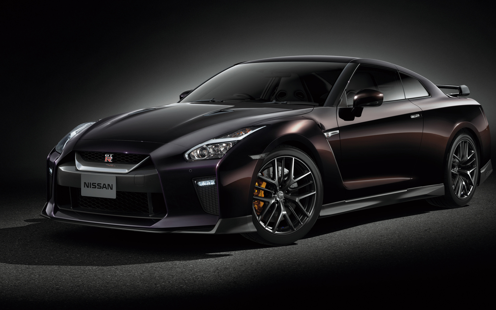 Автомобиль Nissan GT-R Naomi Osaka 2019 на сером фоне