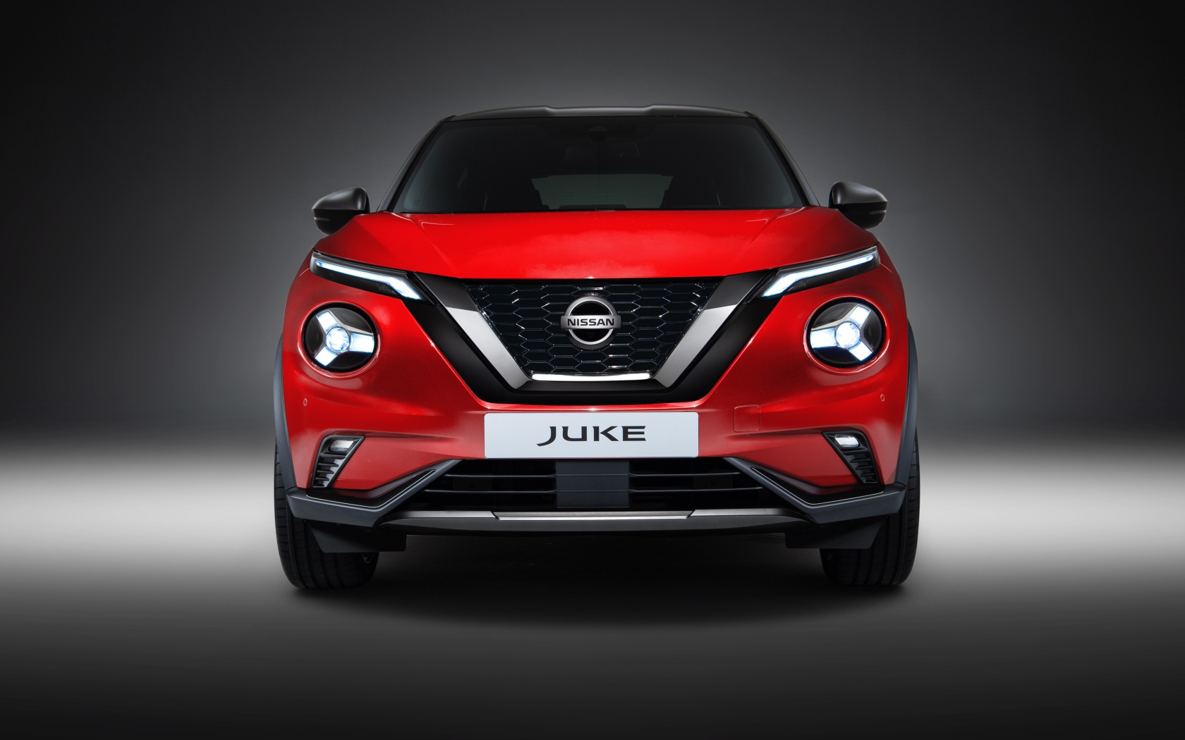 Красный автомобиль Nissan Juke 2019 года вид спереди
