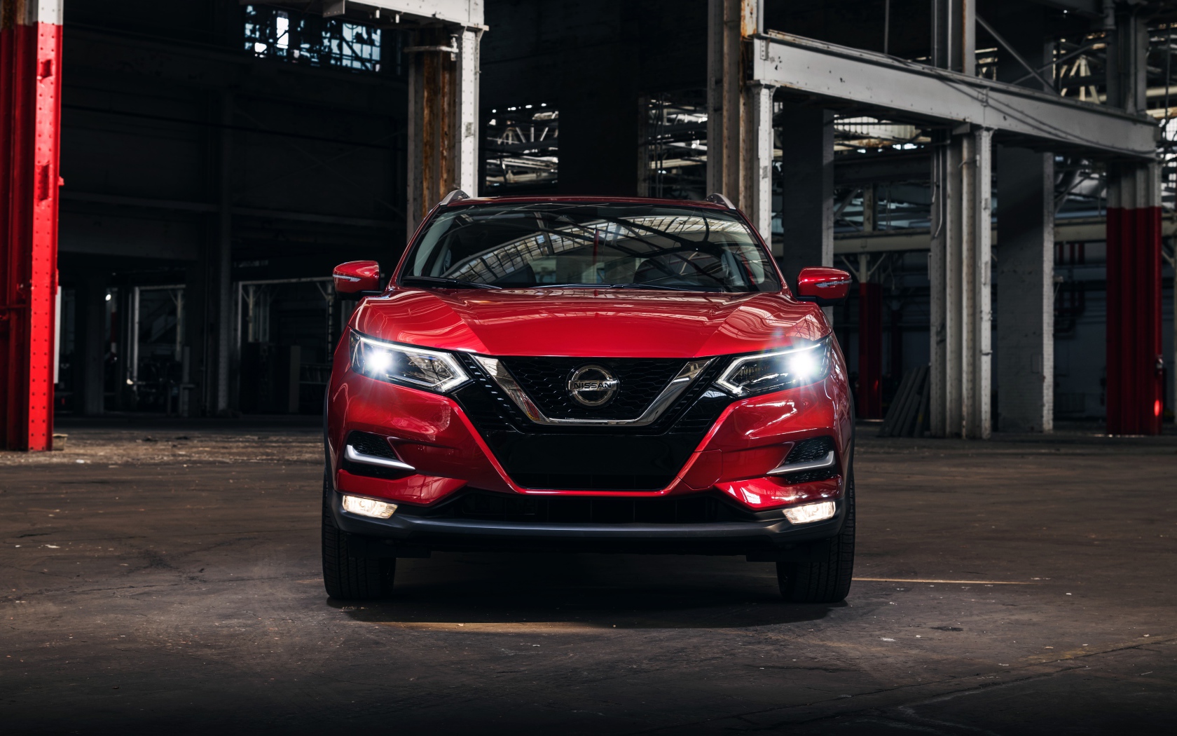 Красный автомобиль Nissan Rogue вид спереди