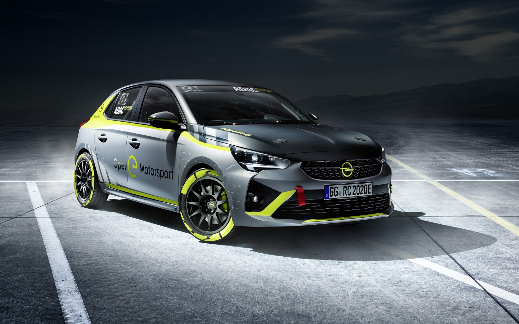 Автомобиль Opel Corsa-E Rally 2019 года на асфальте
