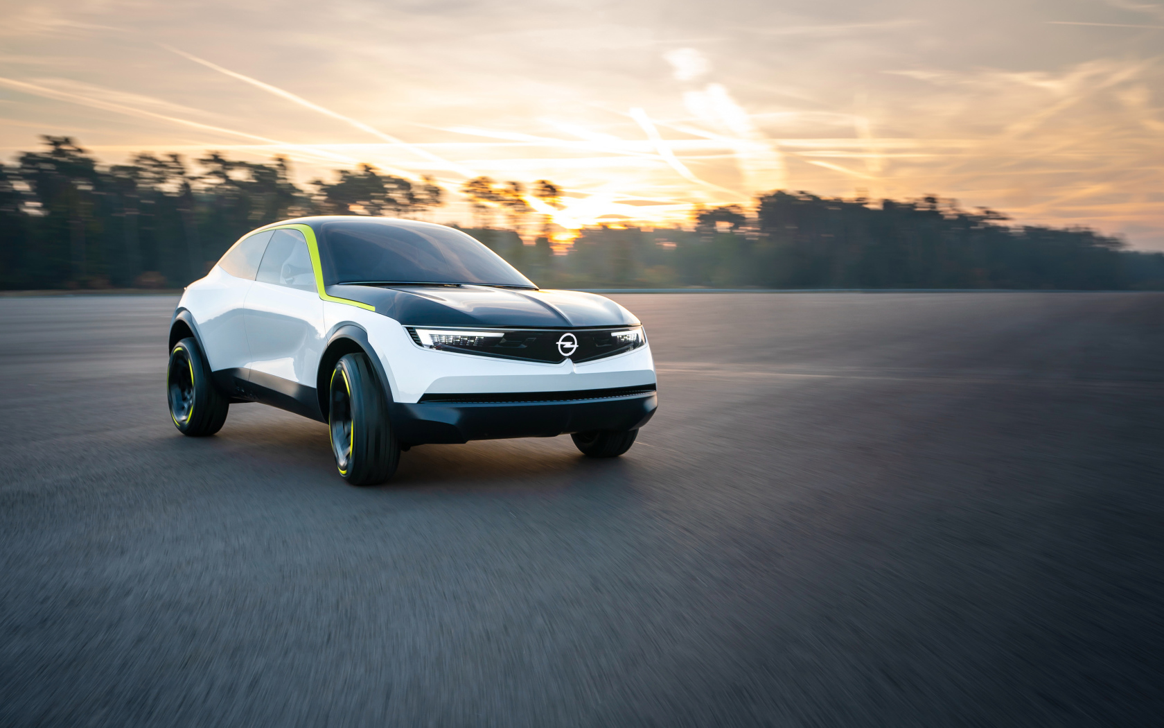 Автомобиль Opel GT X Experimental 2019 года на фоне заката 