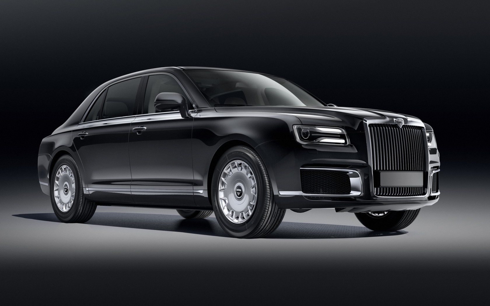 Черный автомобиль Aurus Sena 2018 года на сером фоне