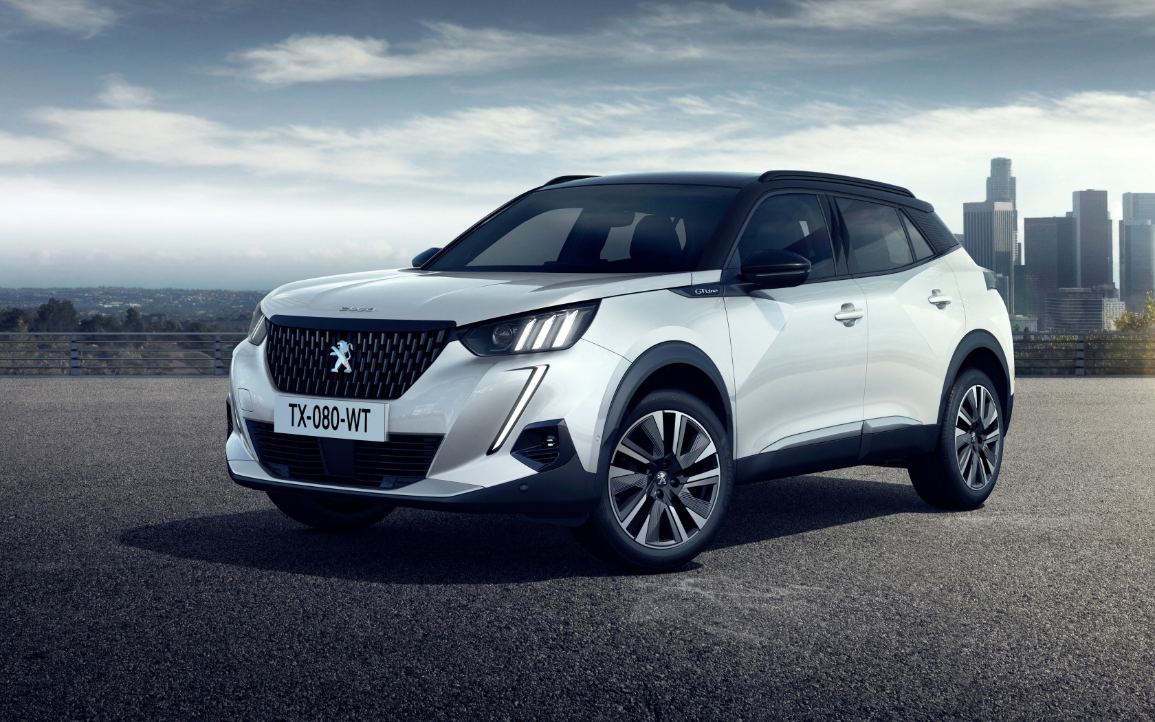 Стильный серебристый внедорожник Peugeot 2008 GT Line, 2019 года