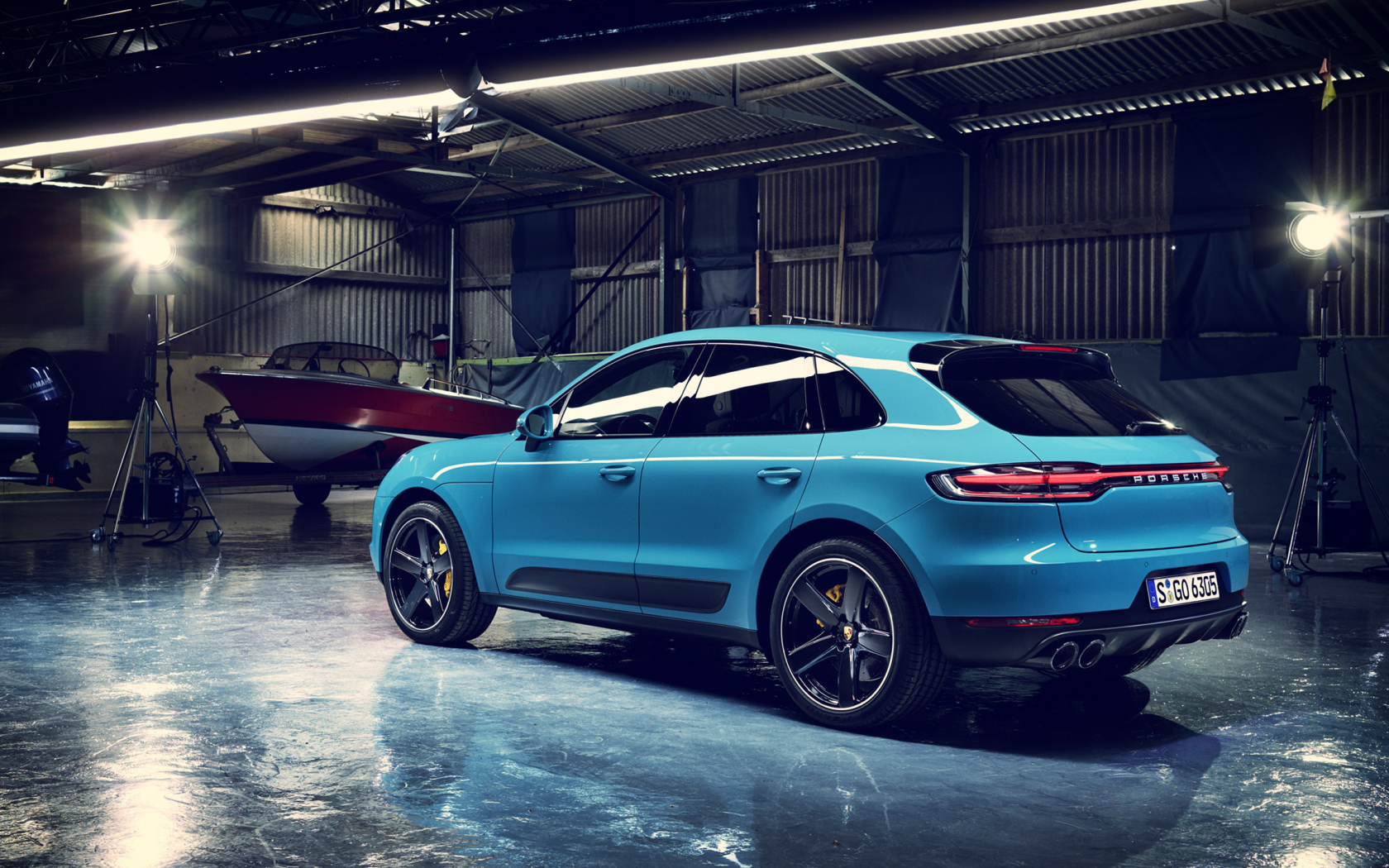 Голубой внедорожник Porsche Macan 2019 года вид сзади 