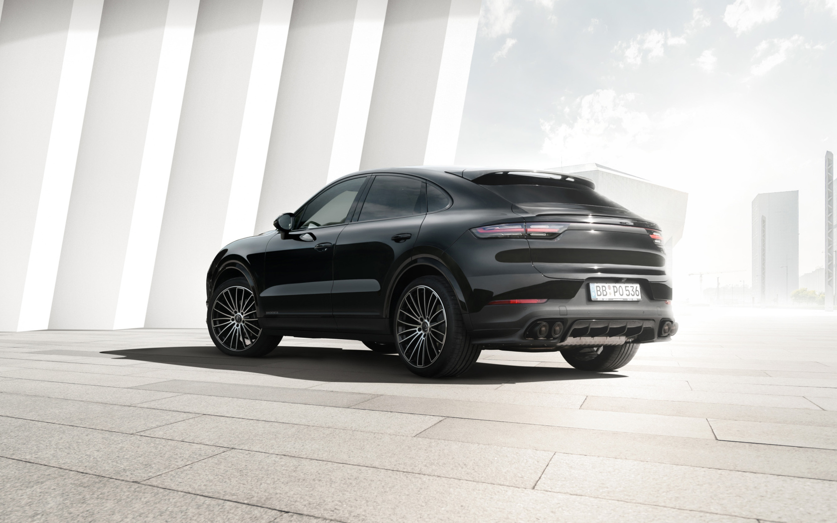 Черный автомобиль Porsche Cayenne Coupe 2019 года вид сзади