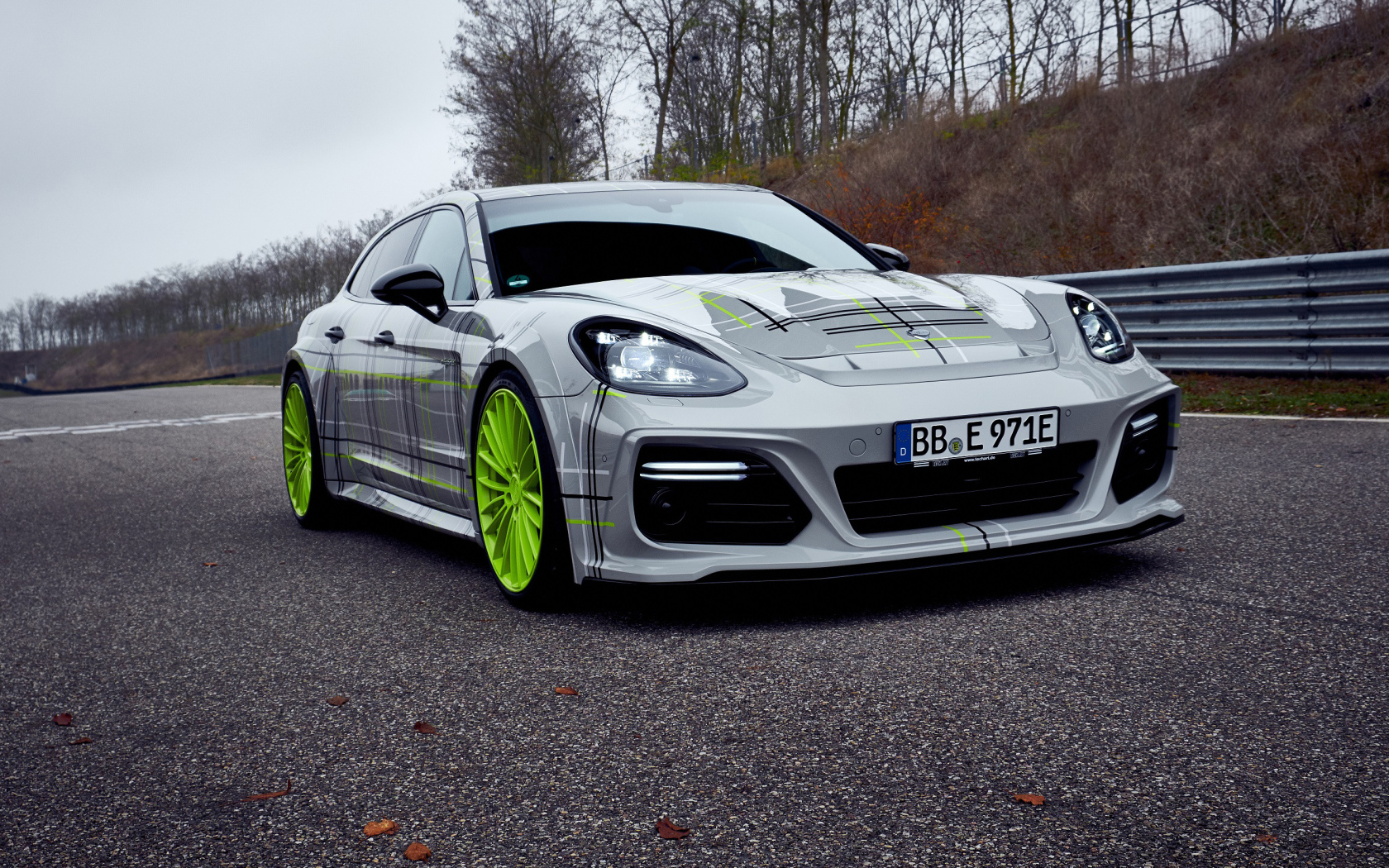 Серый автомобиль Porsche Panamera Turbo S E-Hybrid, 2019 года на трассе