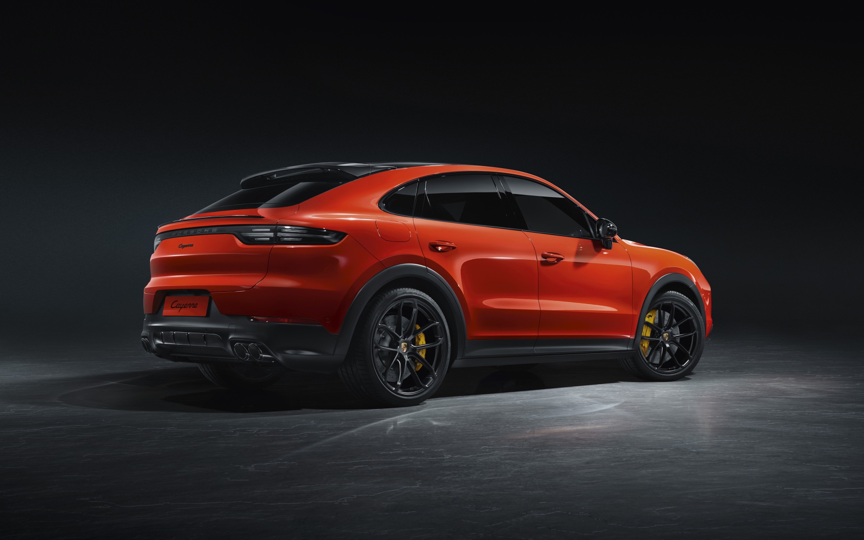 Красный автомобиль Porsche Cayenne Coupe 2019 года вид сзади