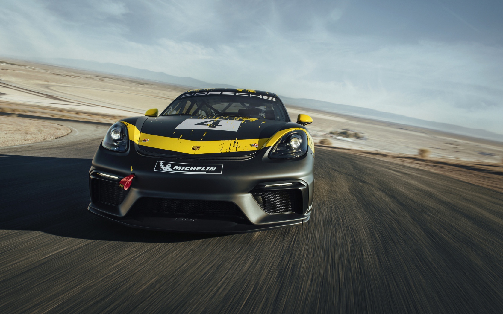 Спортивный автомобиль Porsche Cayman GT4 вид спереди