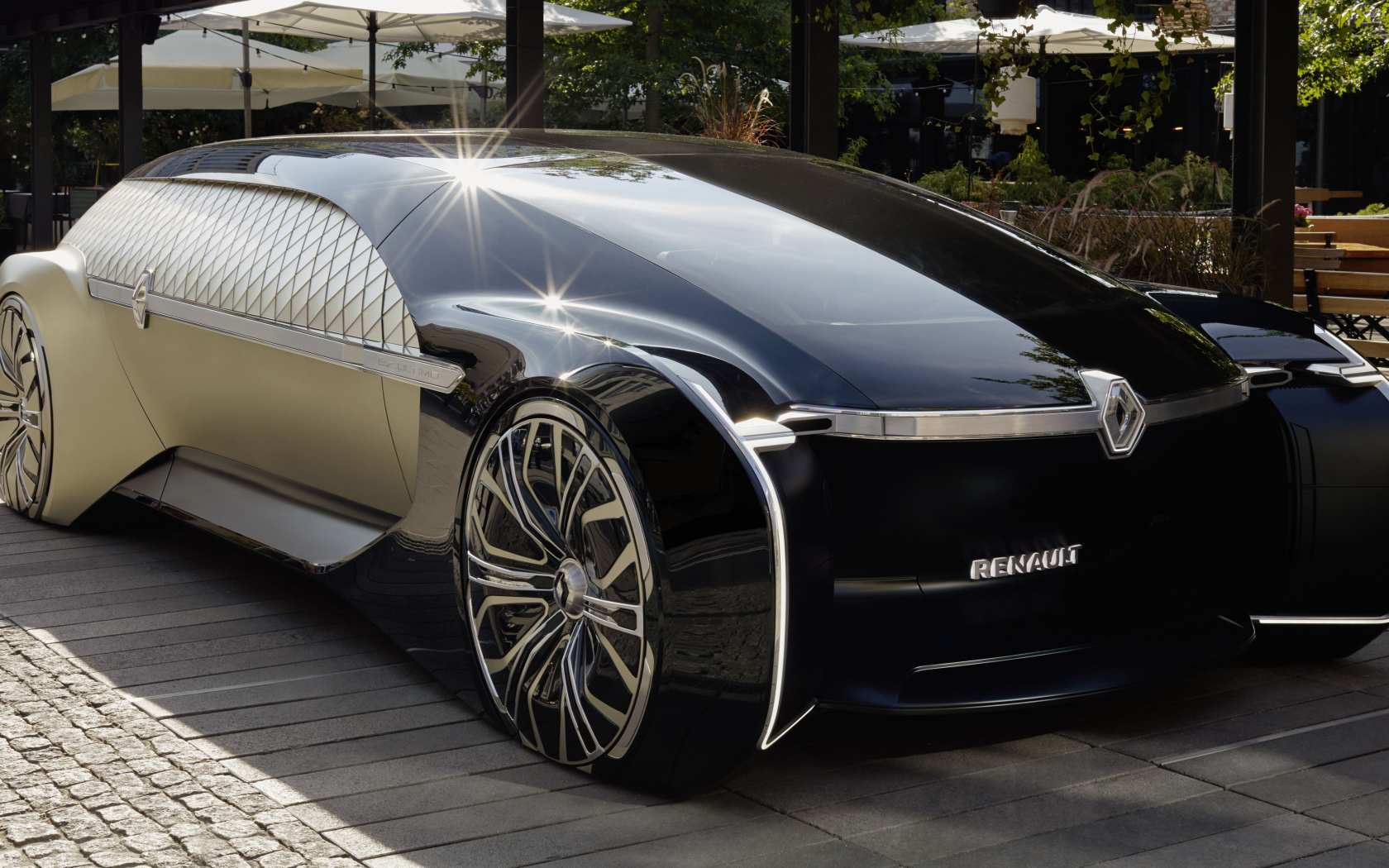 Красивый автомобиль Renault EZ-Ultimo 2018 года у кафе